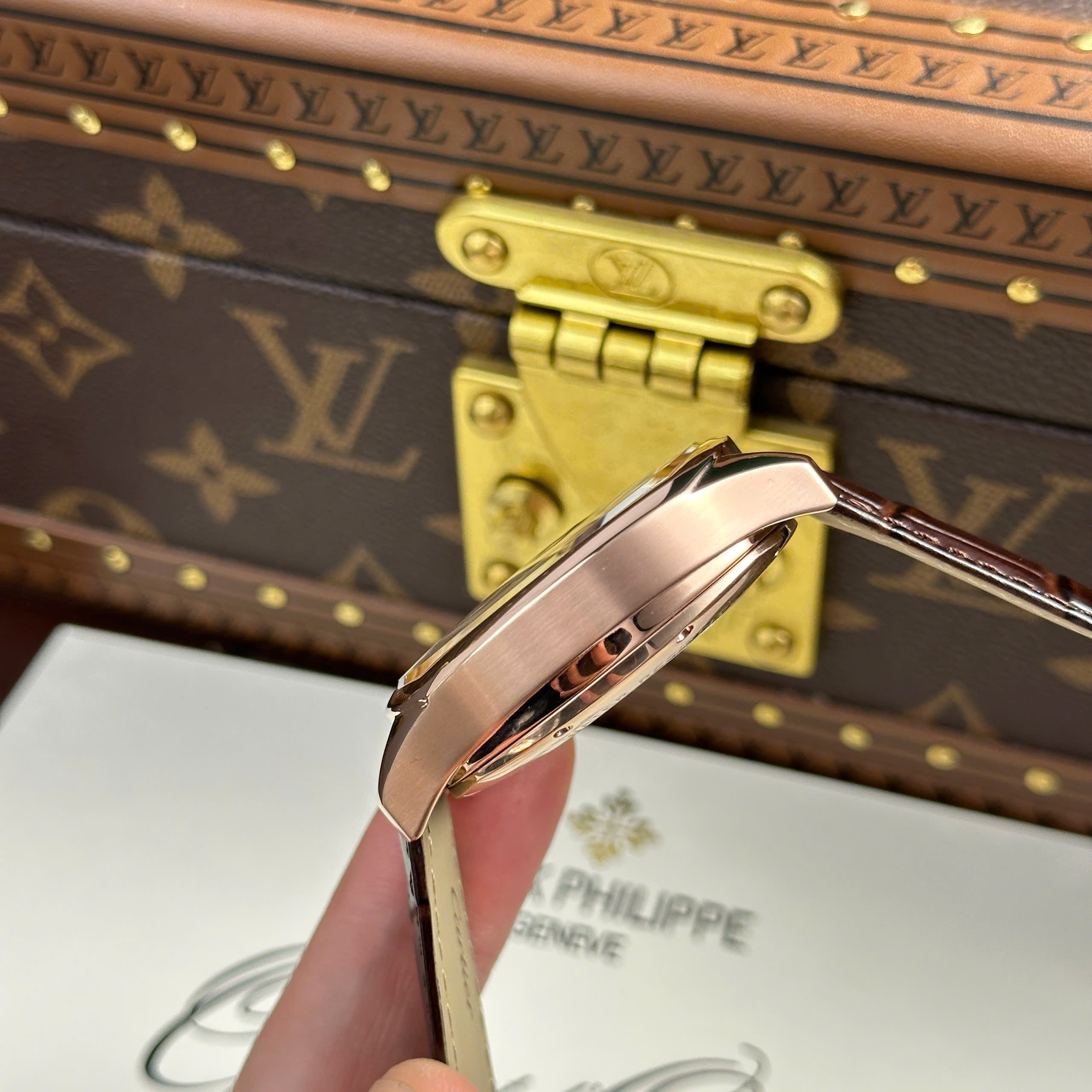 Đồng Hồ Cartier Drive Tourbillon Replica 1:1Mặt Số Vân Guiloche Dây Da 41mm