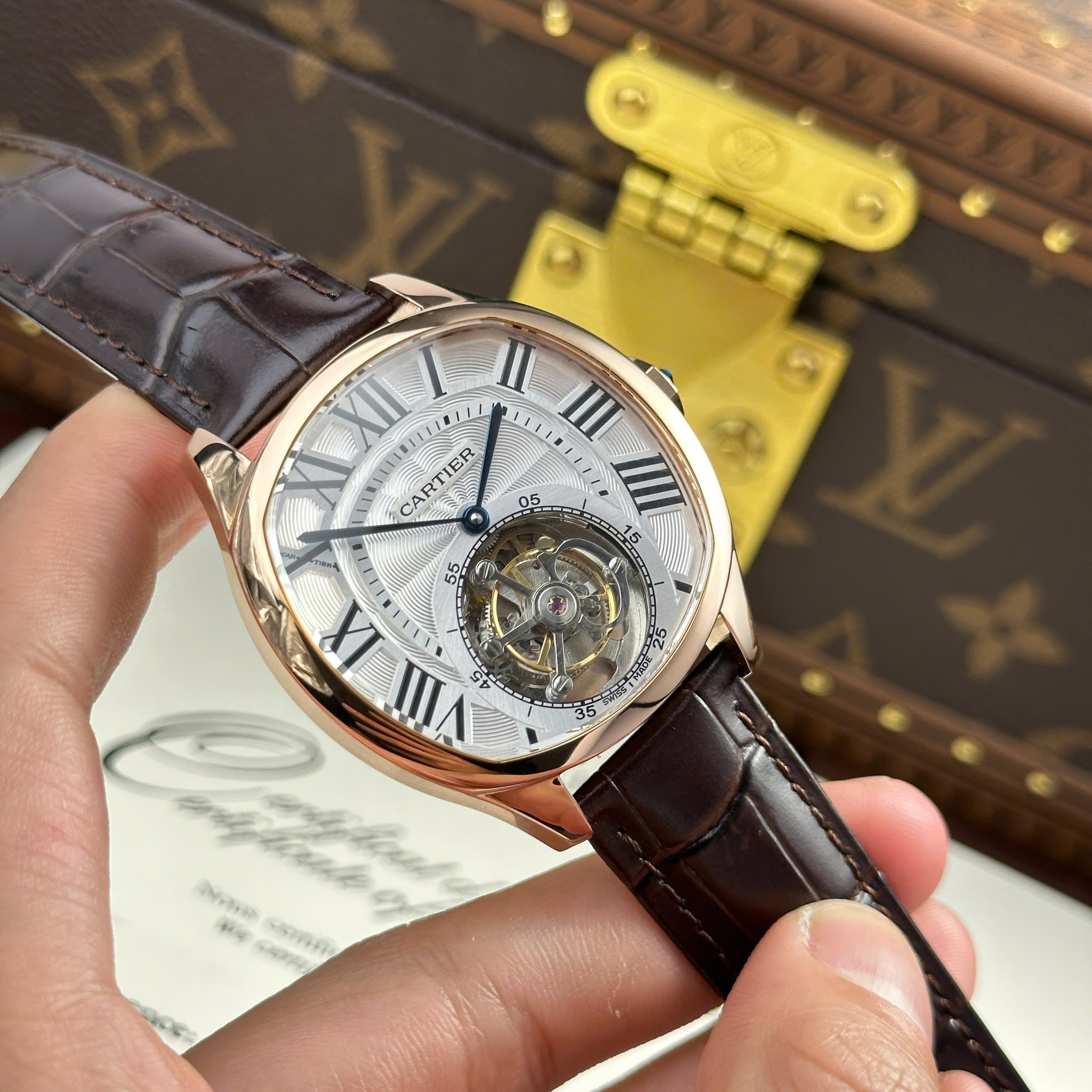 Đồng Hồ Cartier Drive Tourbillon Replica 1:1Mặt Số Vân Guiloche Dây Da 41mm