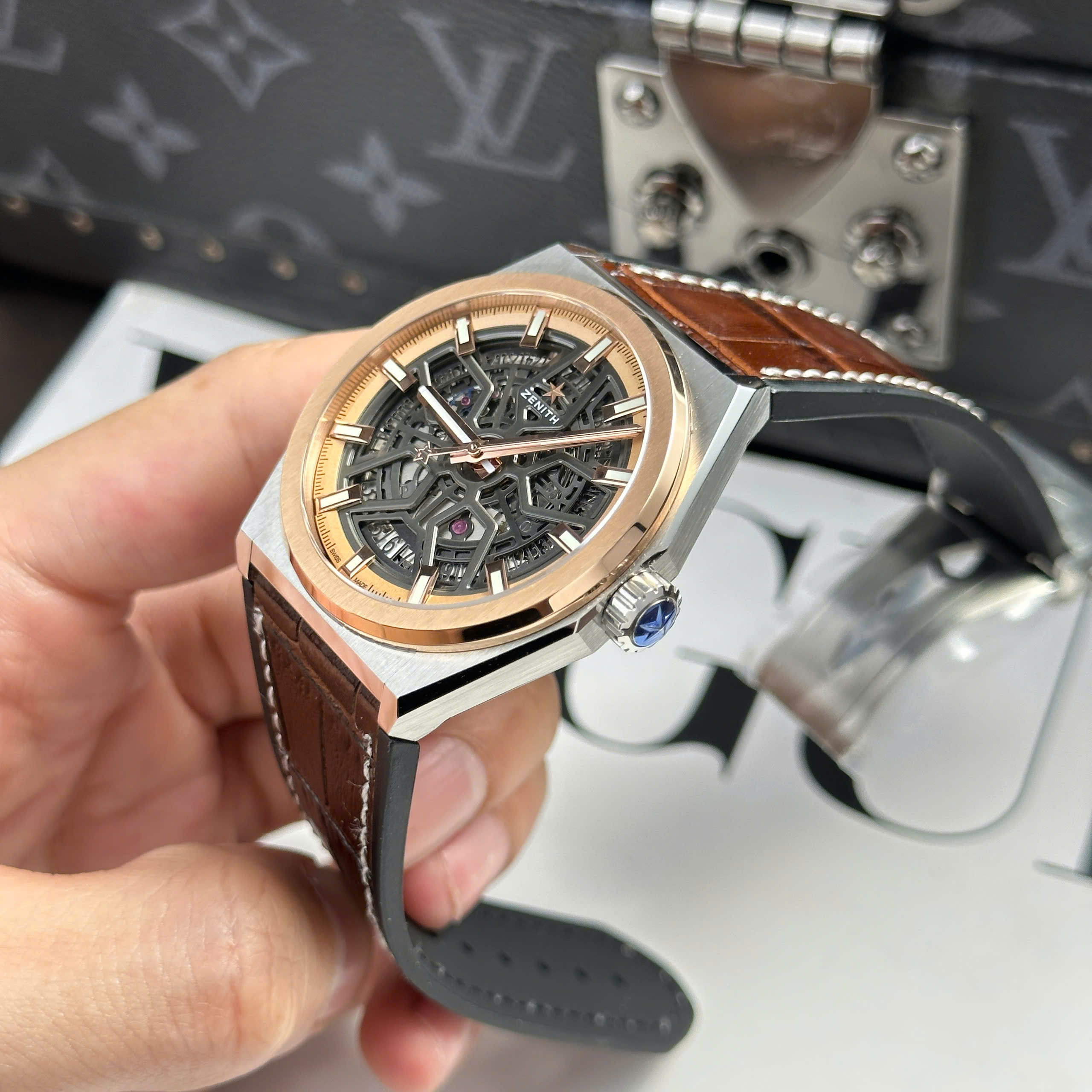 Đồng Hồ Zenith Defy Classic Demi Vàng Mặt Đen Rep 1:1LF Factory