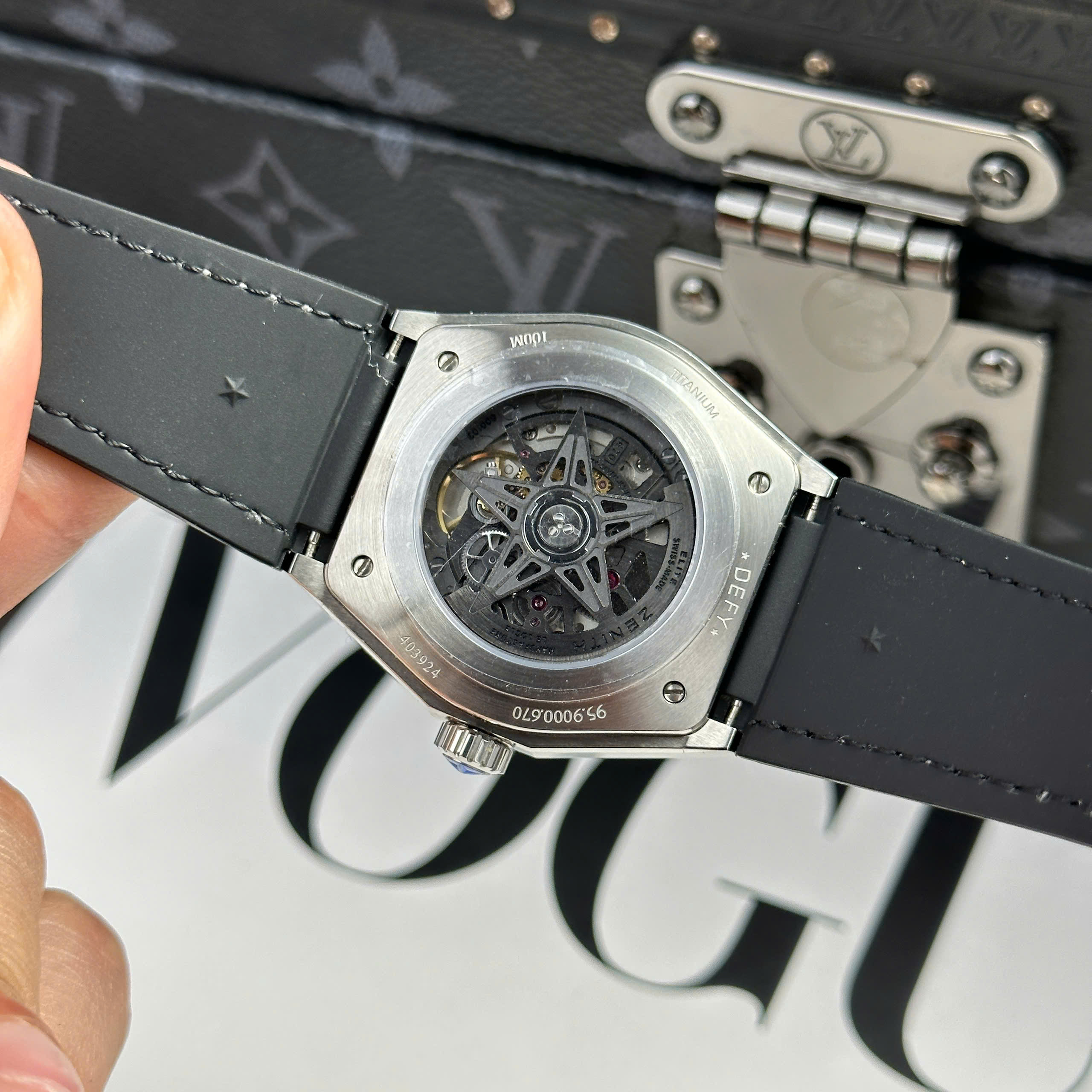 Đồng Hồ Zenith Defy Classic Demi Vàng Mặt Đen Rep 1:1LF Factory