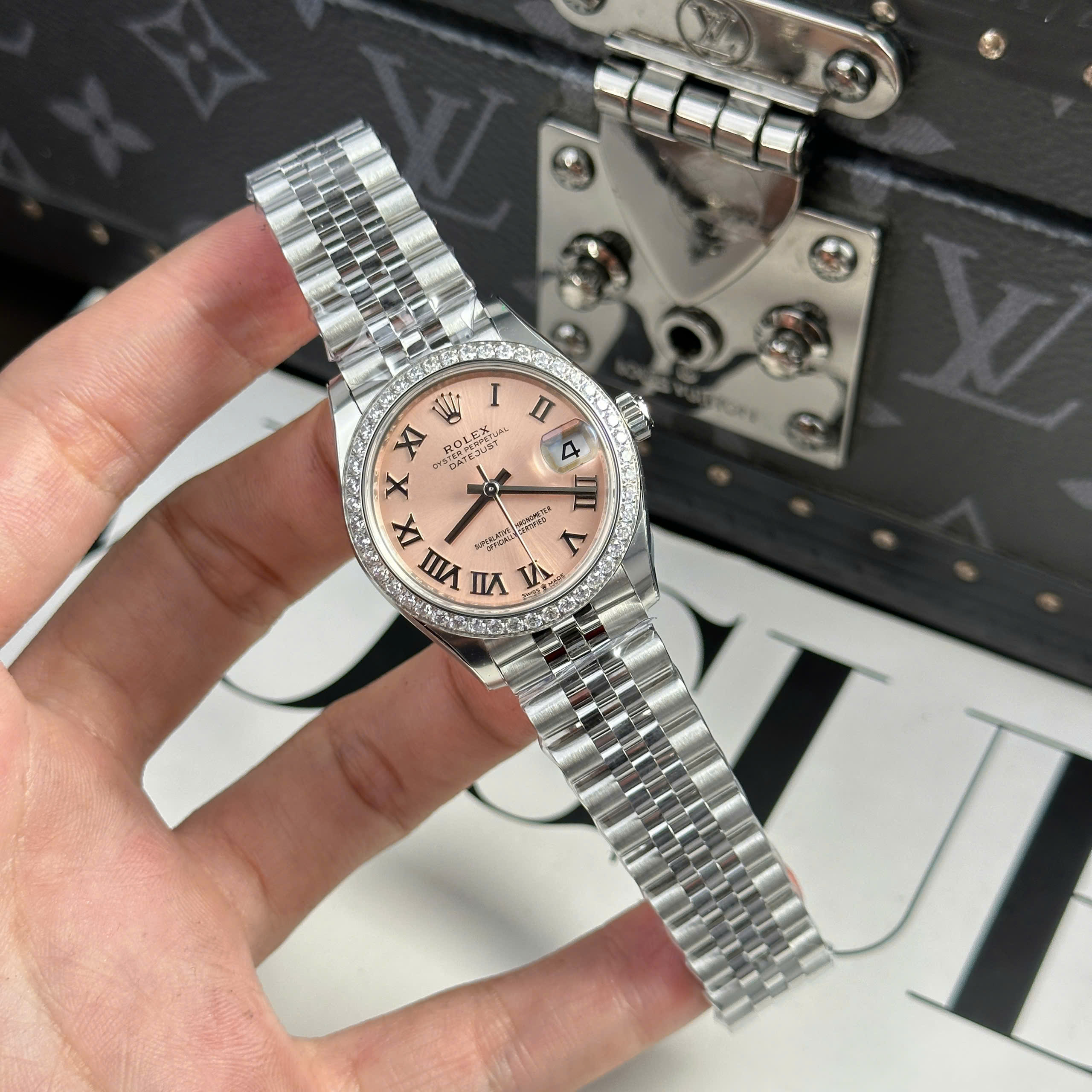 Đồng Hồ Rolex Lady Datejust 31mm 278384 Mặt Số Hồng Viền Đính Đá CZ Rep 1:1 THB Factory