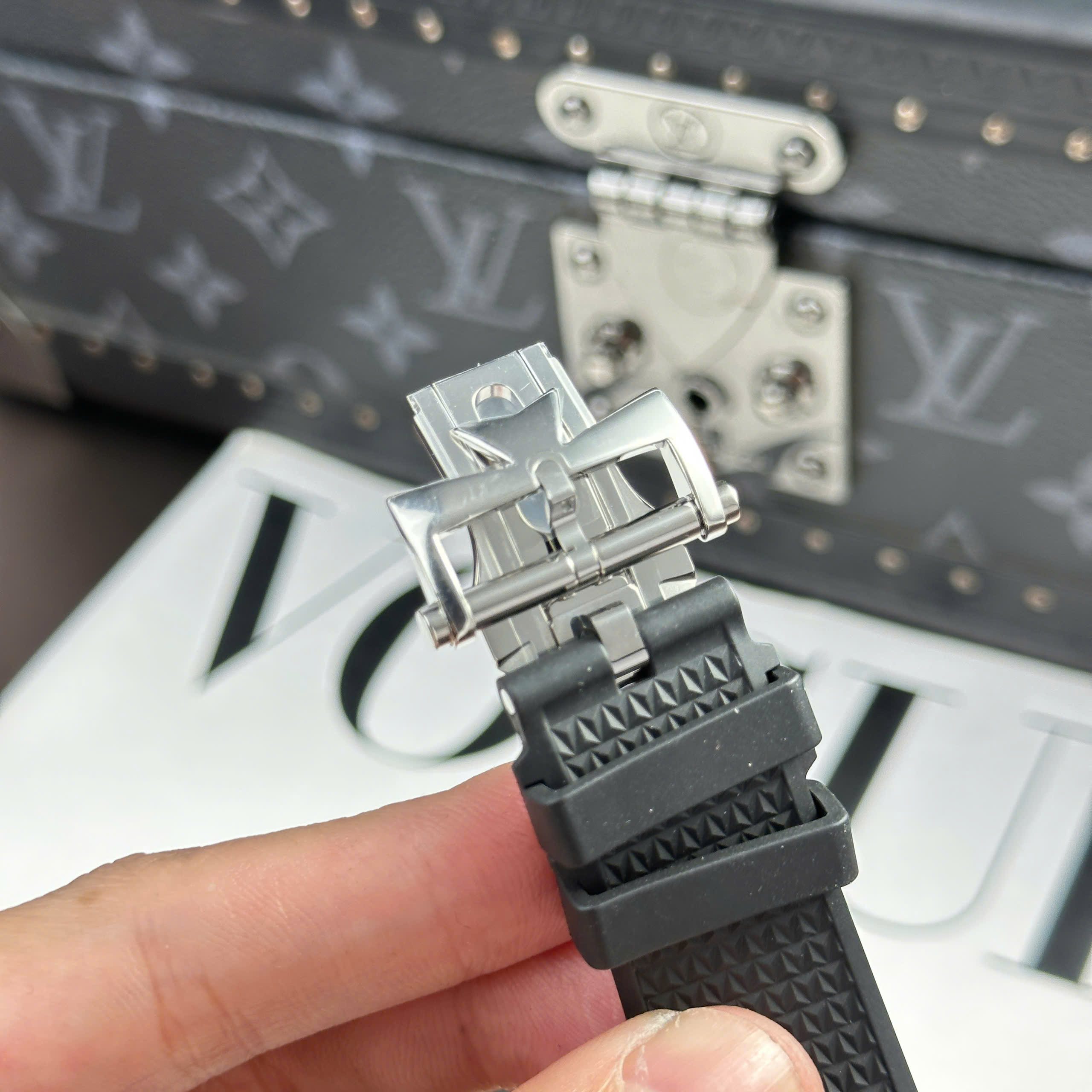 Đồng Hồ Vacheron Constantin Overseas 4500V 41mm Mặt Đen Rep 1:1