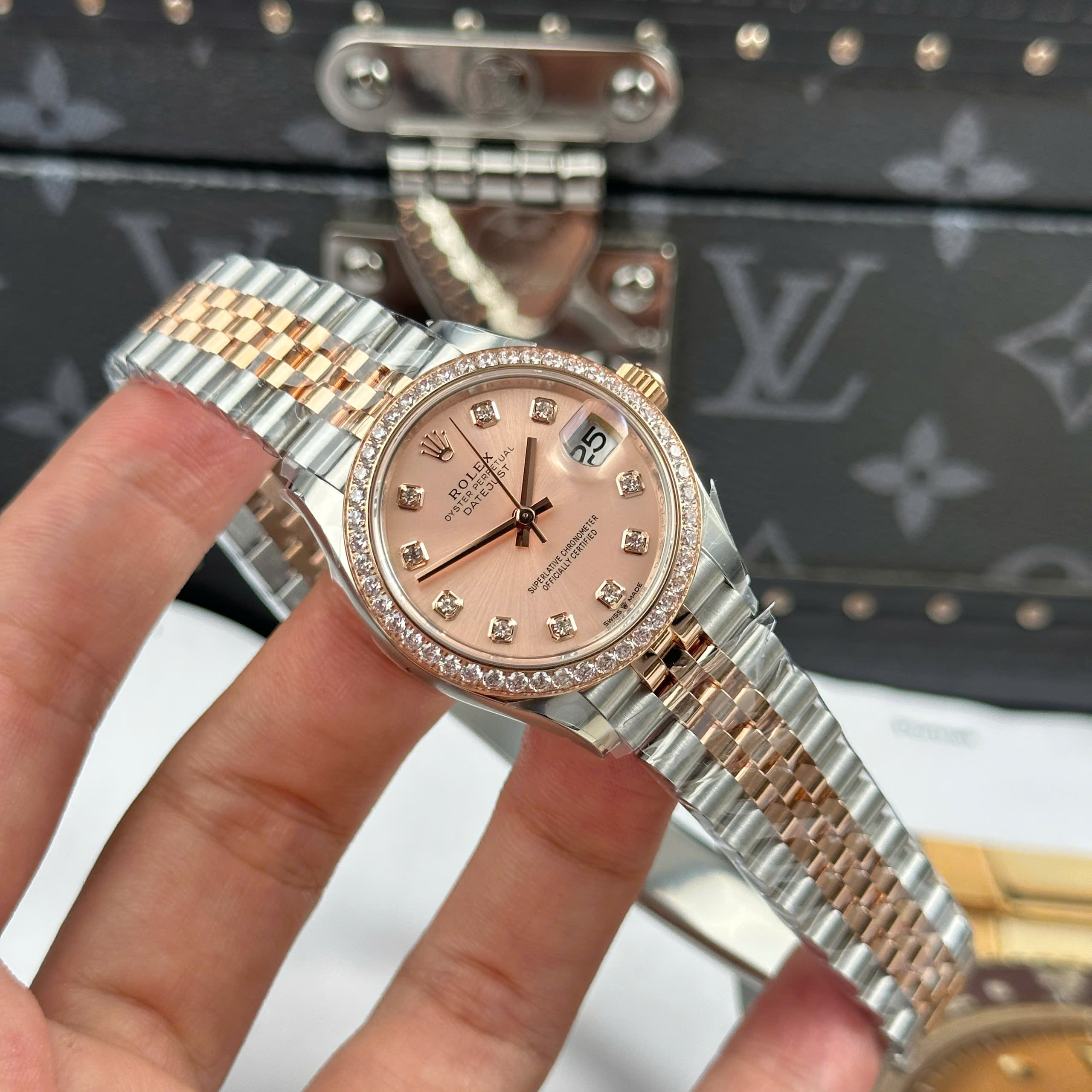 Đồng Hồ Rolex Lady Datejust 31mm Mặt Hồng Viền Đá CZ Rep 1:1 Cao Cấp THB Factory