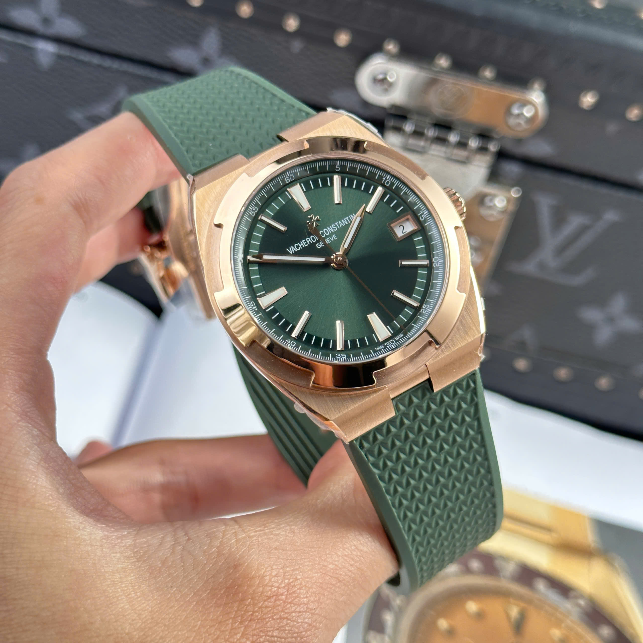 Đồng Hồ Vacheron Constantin Overseas 4500V 41mm Mặt Xanh Green Rep 1:1 Cao Cấp