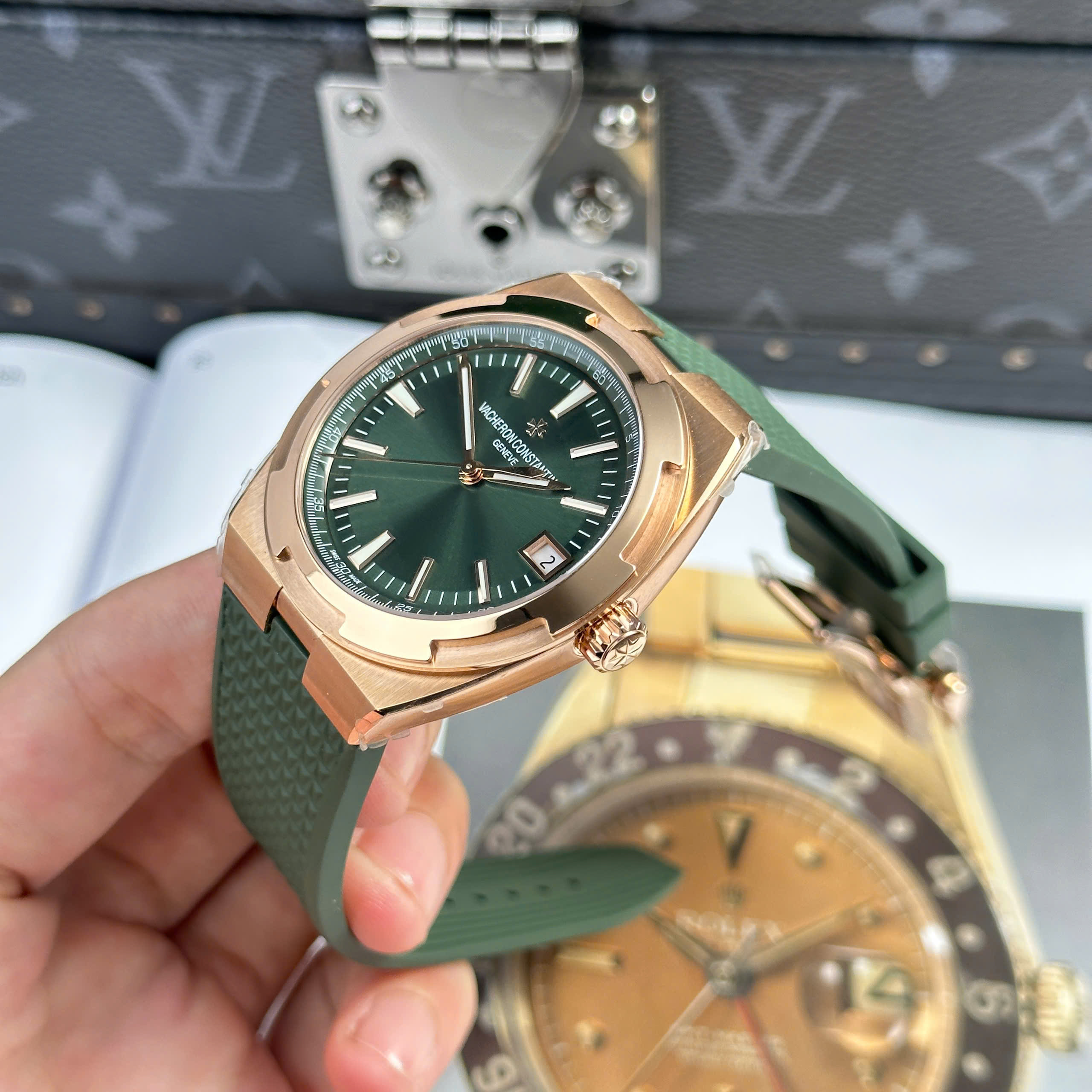 Đồng Hồ Vacheron Constantin Overseas 4500V 41mm Mặt Xanh Green Rep 1:1 Cao Cấp