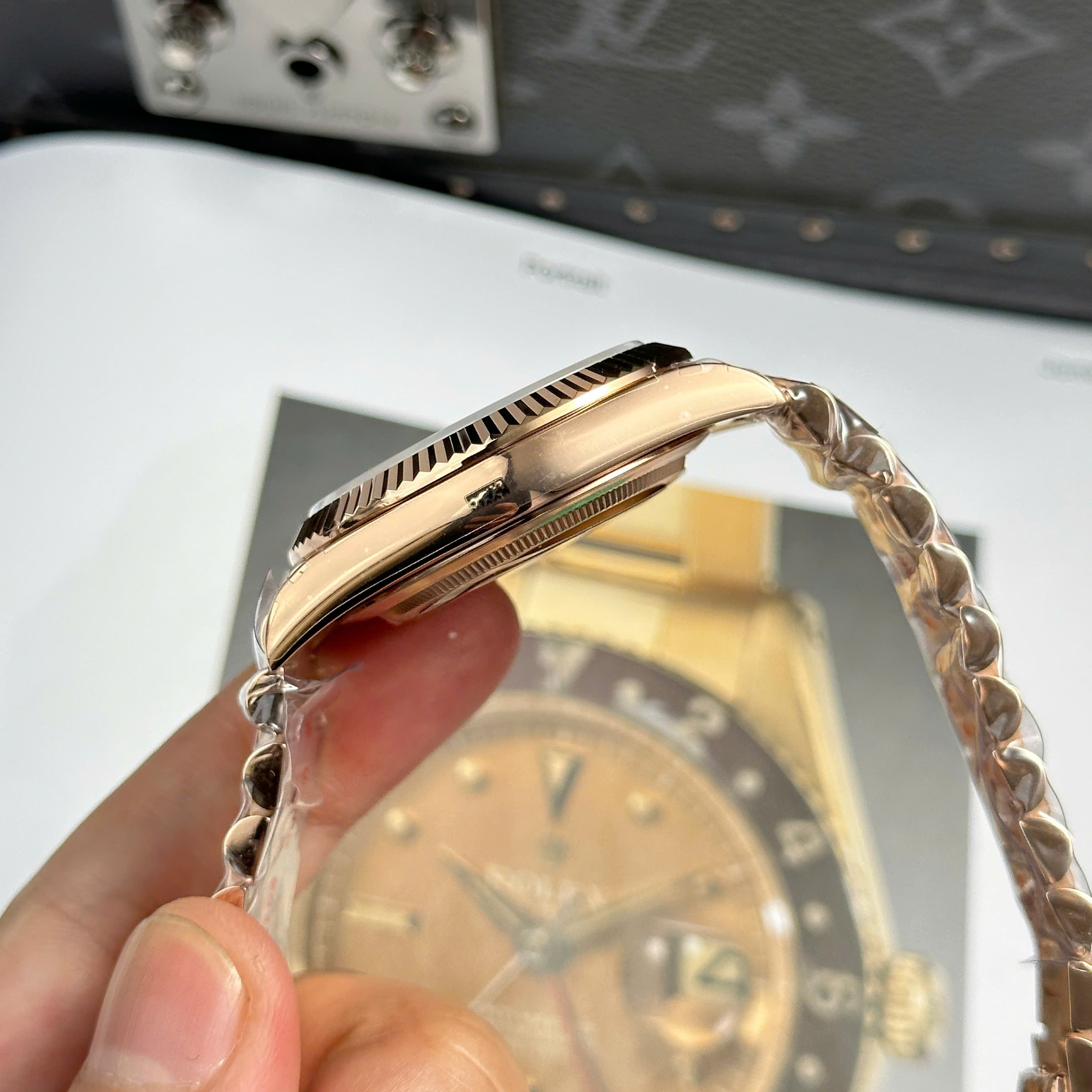 Đồng Hồ Rolex Day-Date 40mm Rose Gold 228235-0002 Replica 1:1 QF Factory