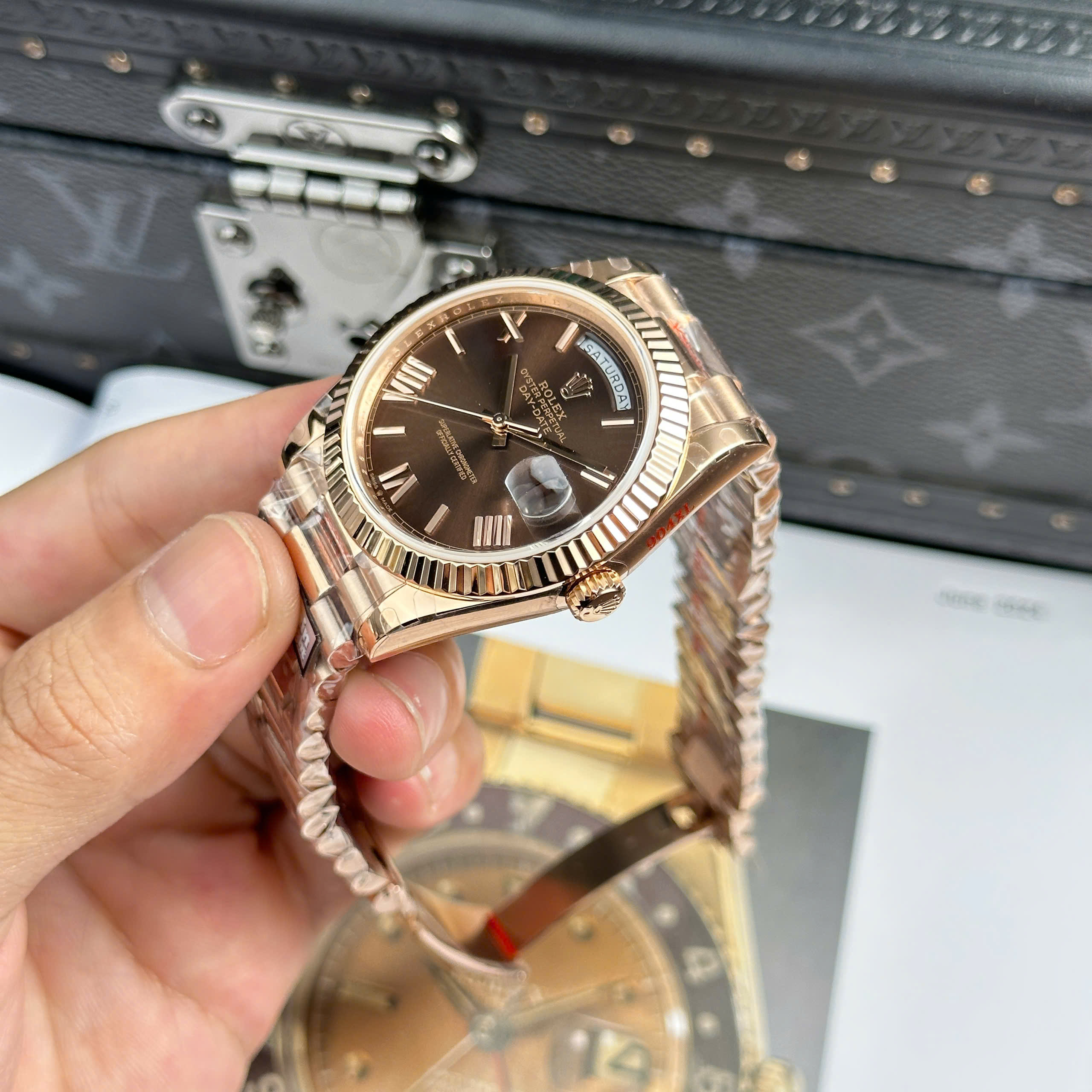 Đồng Hồ Rolex Day-Date 40mm Rose Gold 228235-0002 Replica 1:1 QF Factory