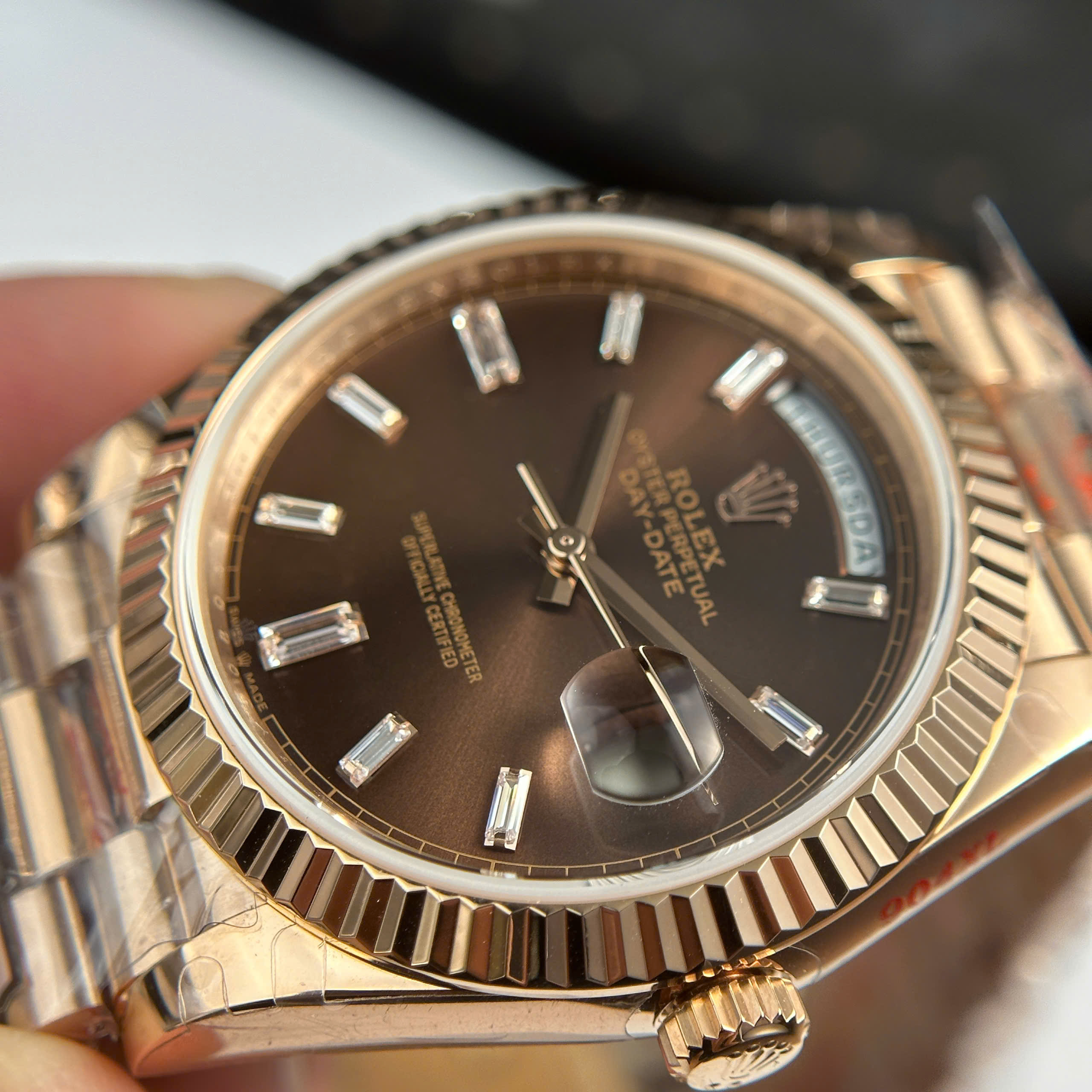 Đồng Hồ Rolex Day-Date 40mm Rose Gold 228235 Mặt Số Chocolate Replica 1:1 QF Factory