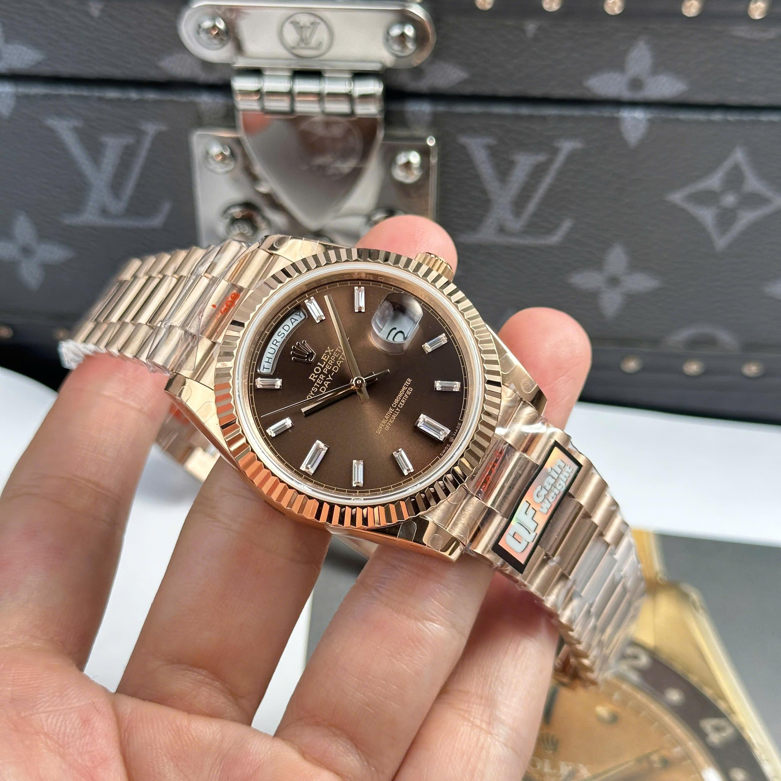 Đồng Hồ Rolex Day-Date 40mm Rose Gold 228235 Mặt Số Chocolate Replica 1:1 QF Factory