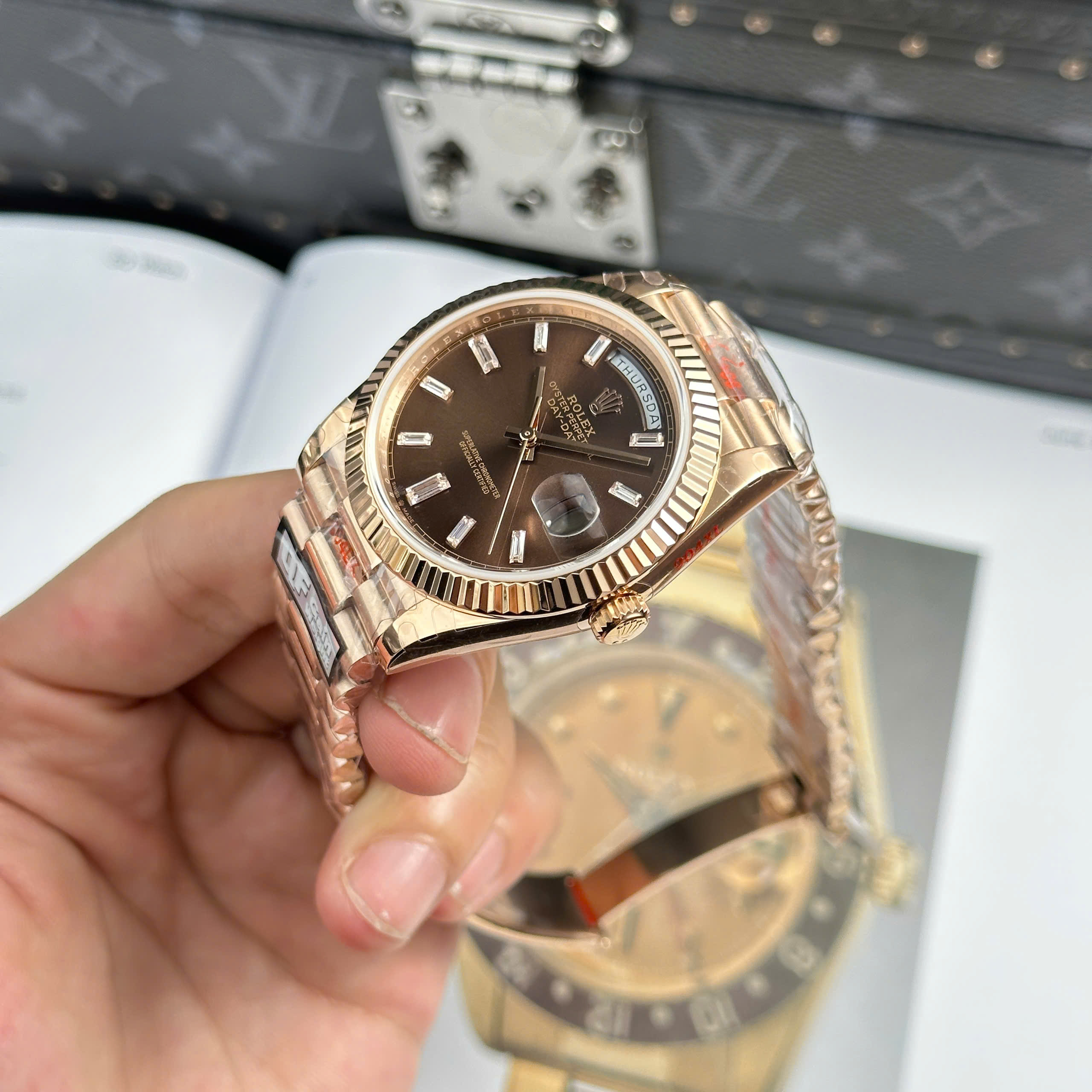 Đồng Hồ Rolex Day-Date 40mm Rose Gold 228235 Mặt Số Chocolate Replica 1:1 QF Factory