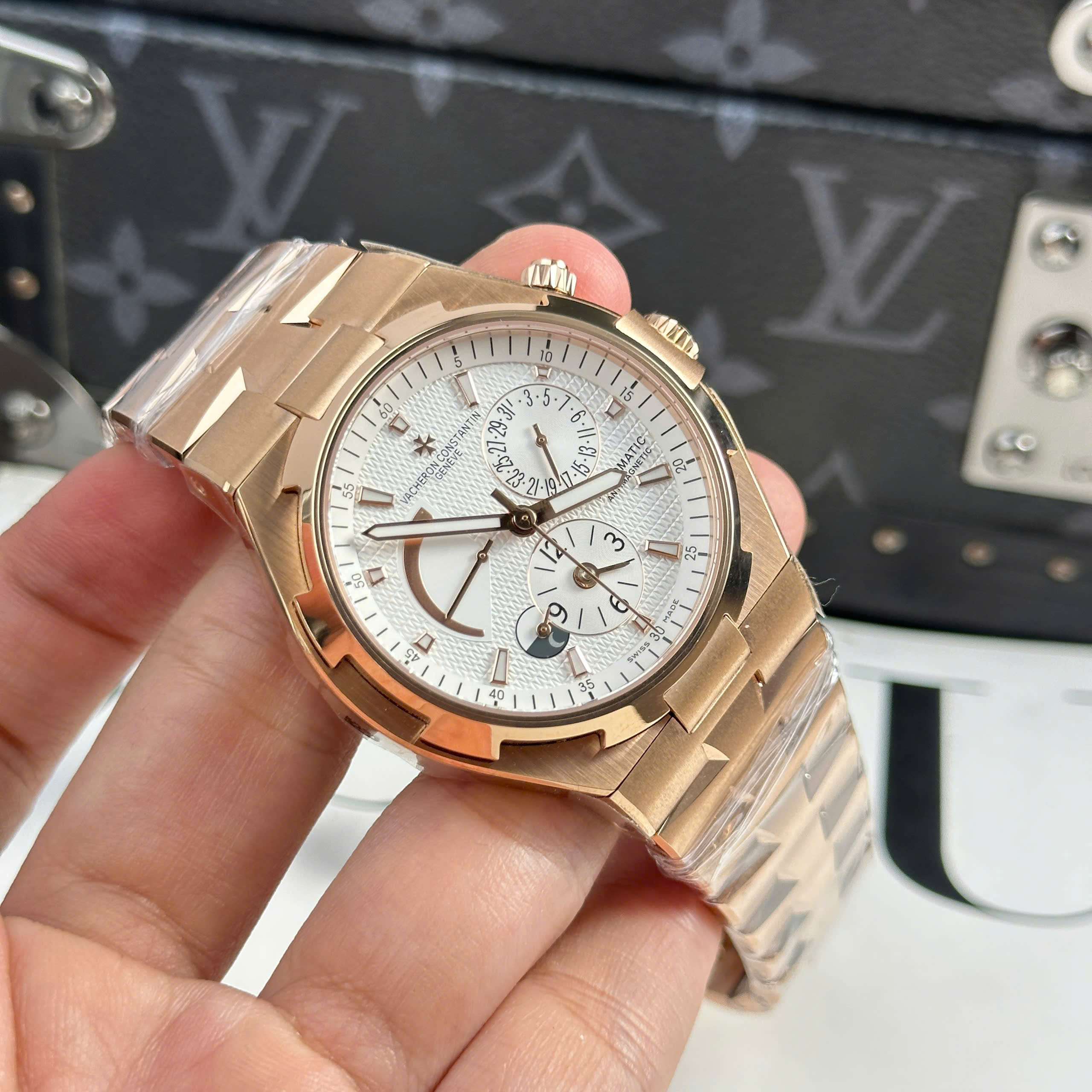 Đồng Hồ Vacheron Constantin Overseas Dual Time 47450/B01R-9404 Vàng Hồng Mặt Trắng Replica 1:1 42mm 9F Factory
