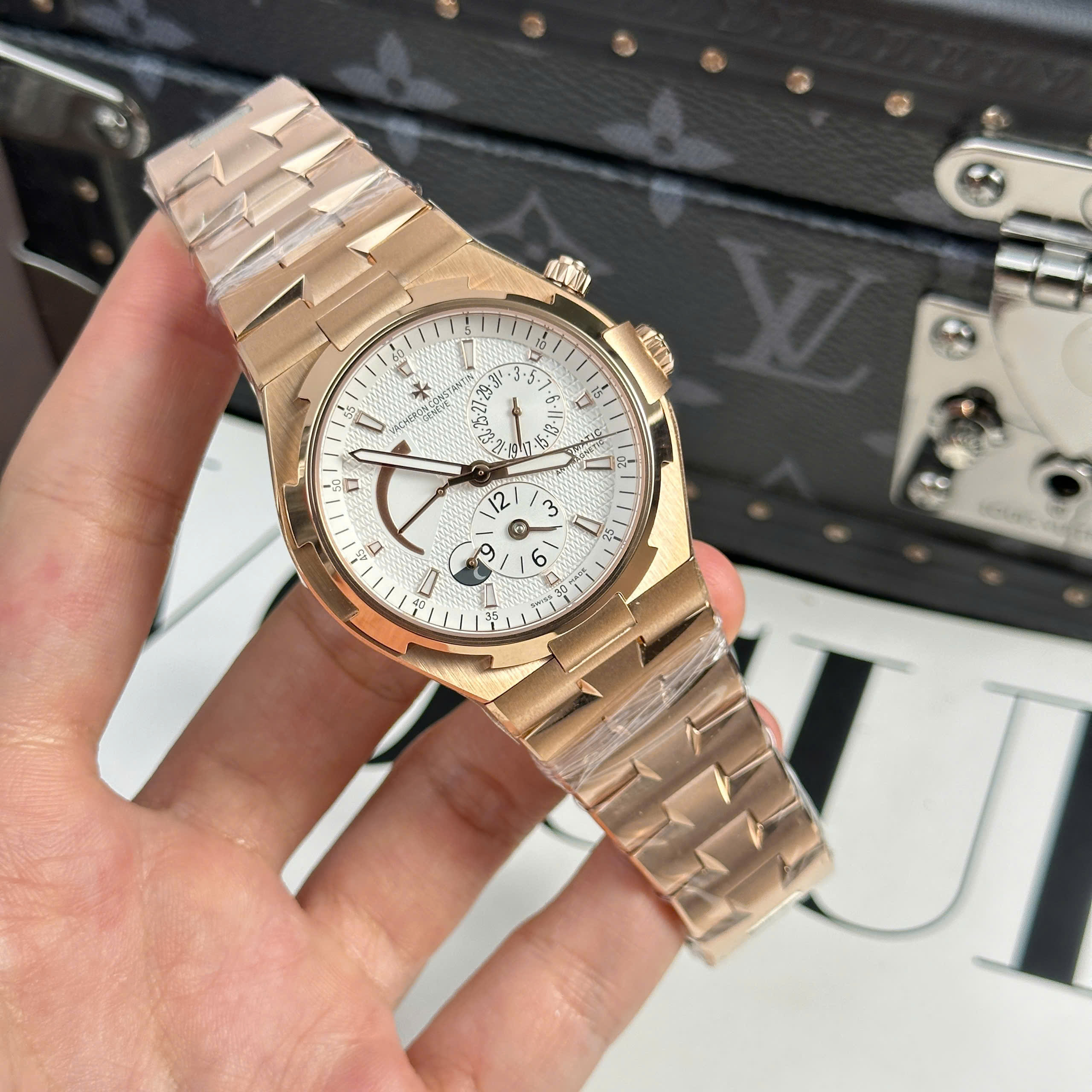 Đồng Hồ Vacheron Constantin Overseas Dual Time 47450/B01R-9404 Vàng Hồng Mặt Trắng Replica 1:1 42mm 9F Factory