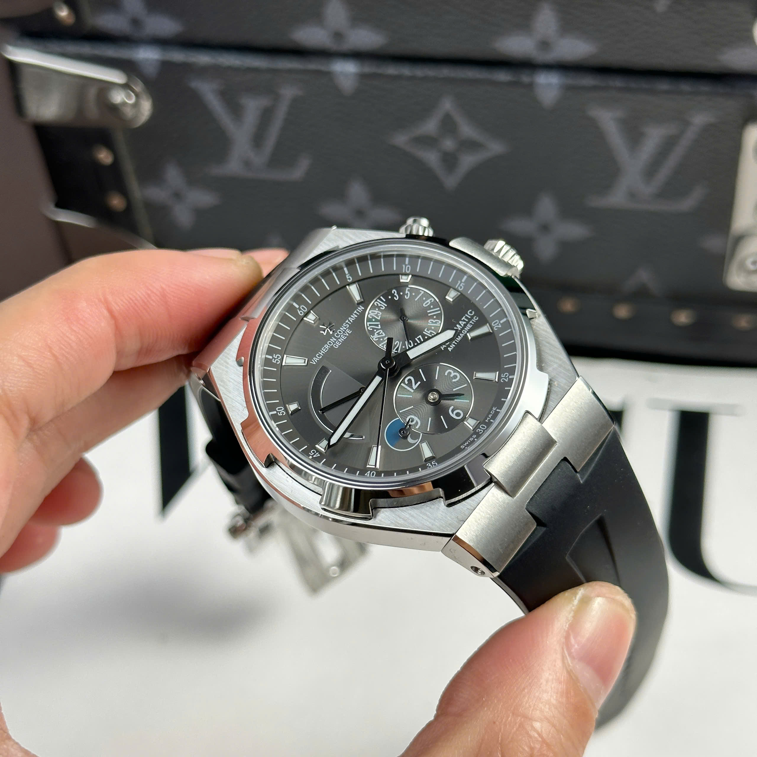 Đồng Hồ Vacheron Constantin Overseas Dual Time 47450 Mặt Xám Replica 1:1 42mm 9F Factory
