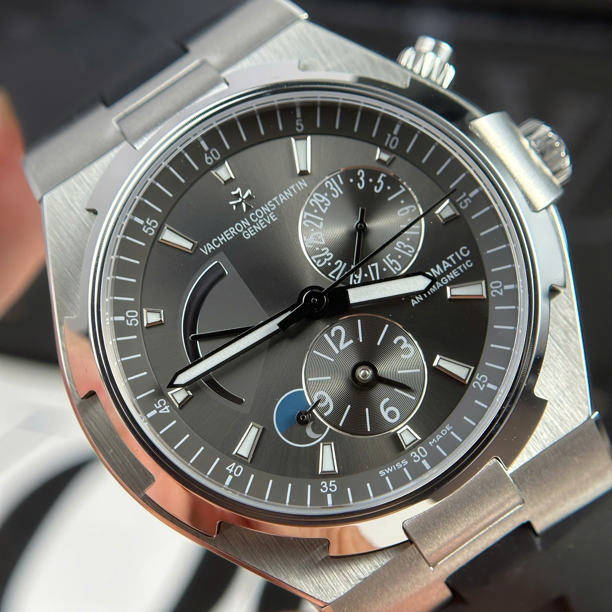 Đồng Hồ Vacheron Constantin Overseas Dual Time 47450 Mặt Xám Replica 1:1 42mm 9F Factory