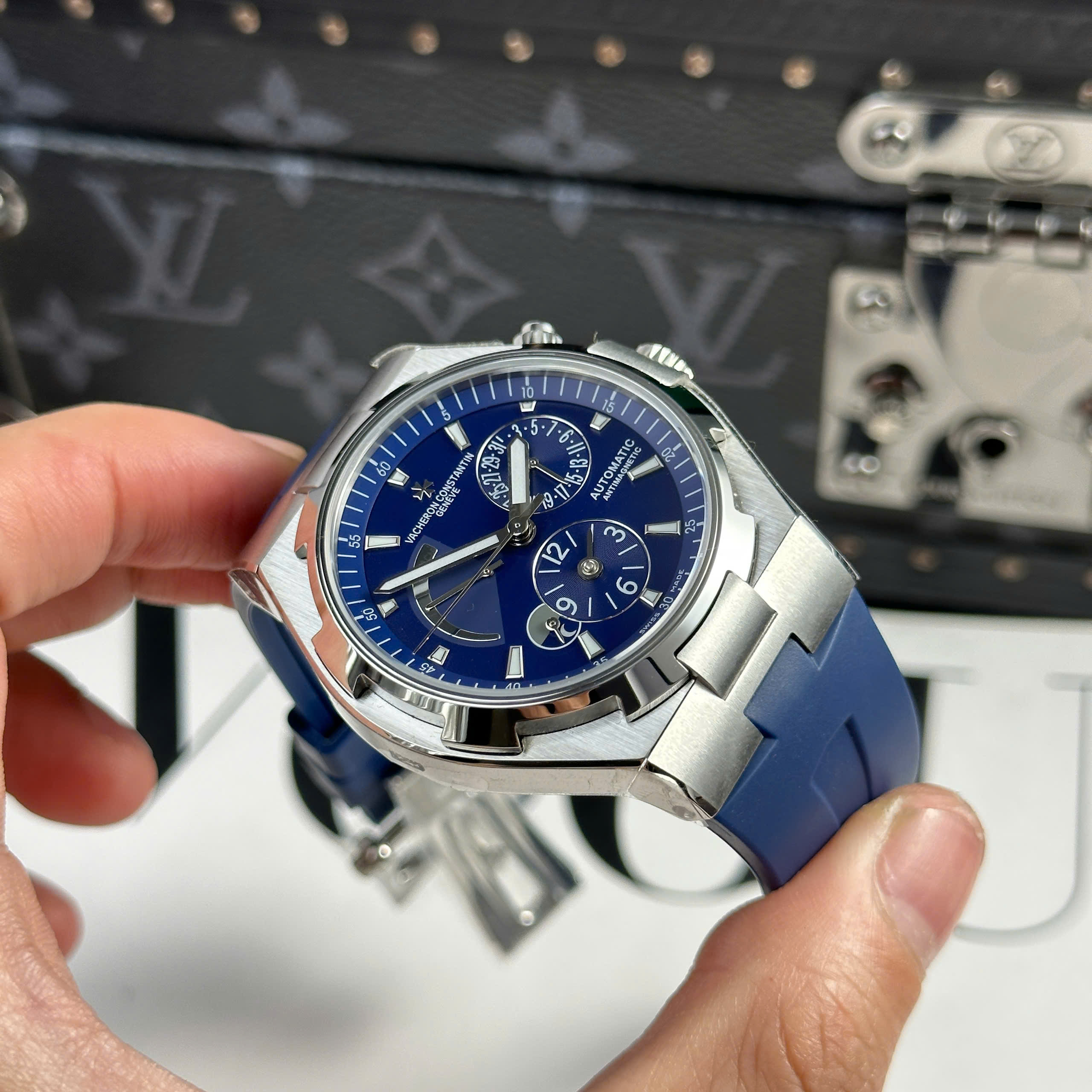 Đồng Hồ Vacheron Constantin Overseas Dual Time 47450 Mặt Xanh Blue Replica 1:1 42mm 9F Factory