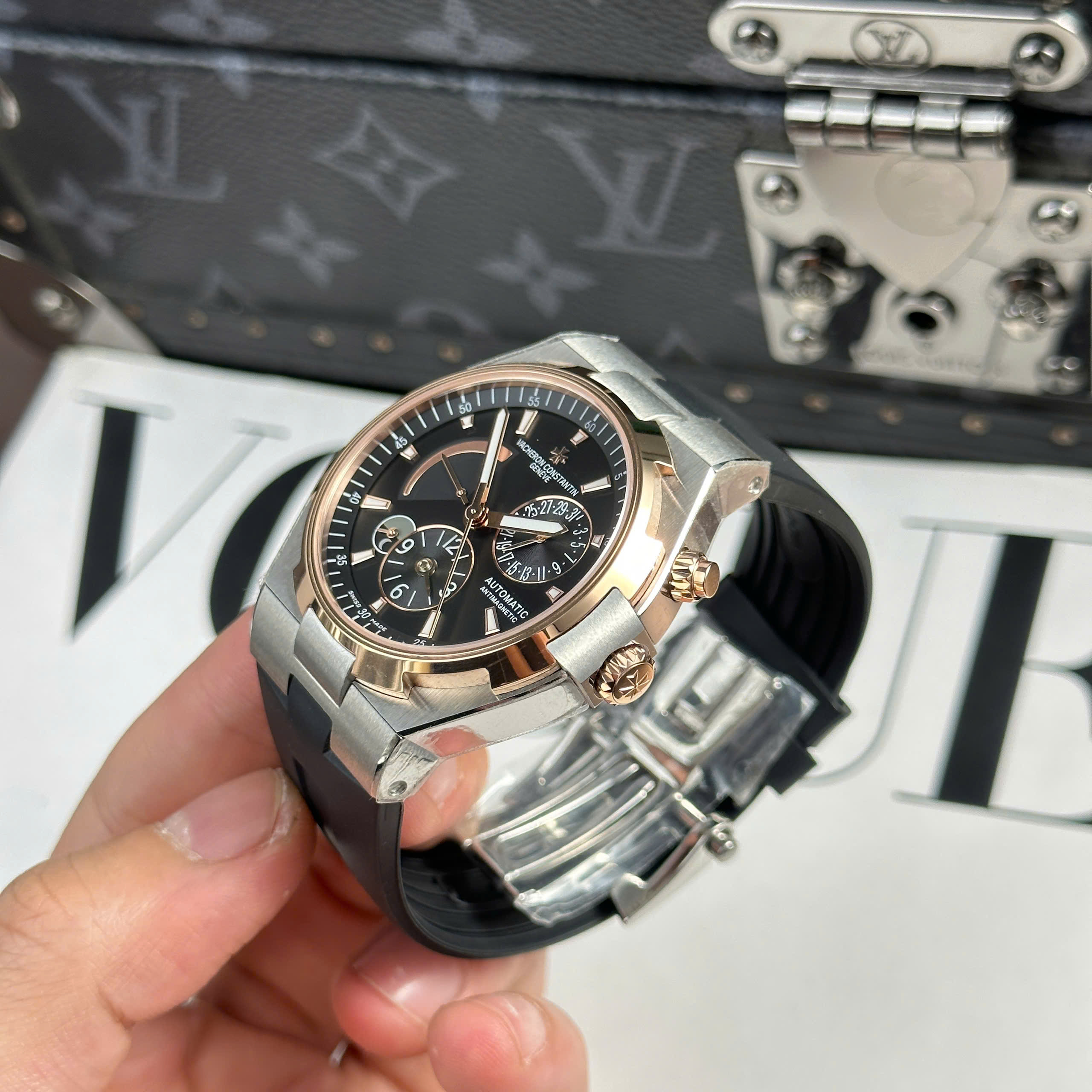 Đồng Hồ Vacheron Constantin Overseas Dual Time 47450 Mặt Đen Demi Vàng Hồng Replica 1:1 42mm 9F Factory