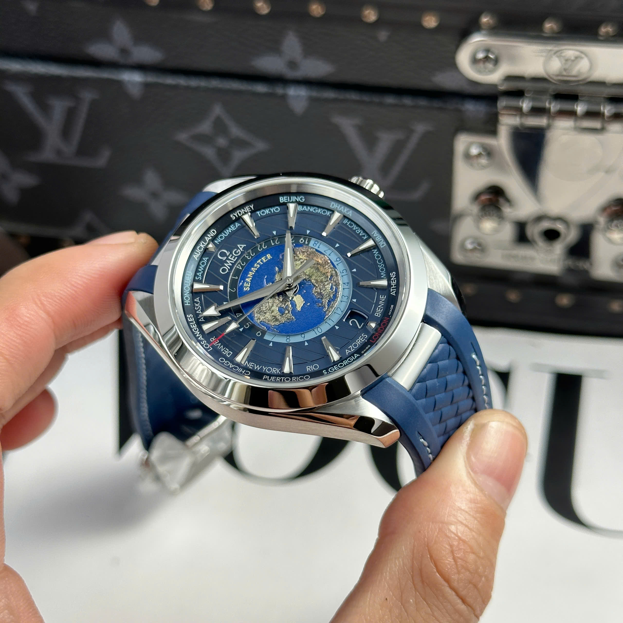 Đồng Hồ Omega Seamaster Aqua Terra GMT Worldtimer Mặt Xanh Blue Replica 1:1 43mm VSF Factory