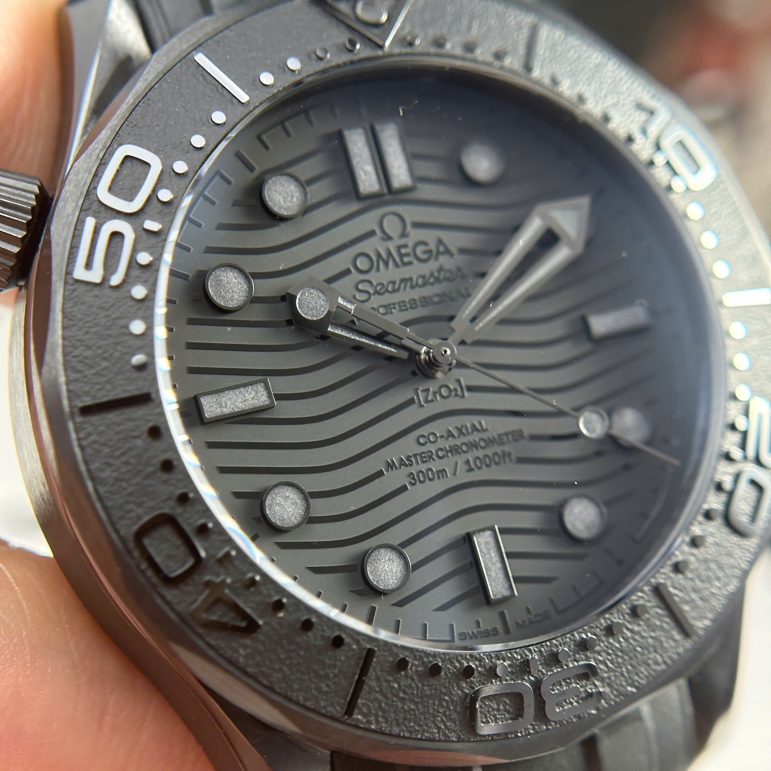 Đồng Hồ Omega Seamaster Diver 300M 43.5mm Mặt Đen Vỏ Gốm Replica 1:1 VS Factory