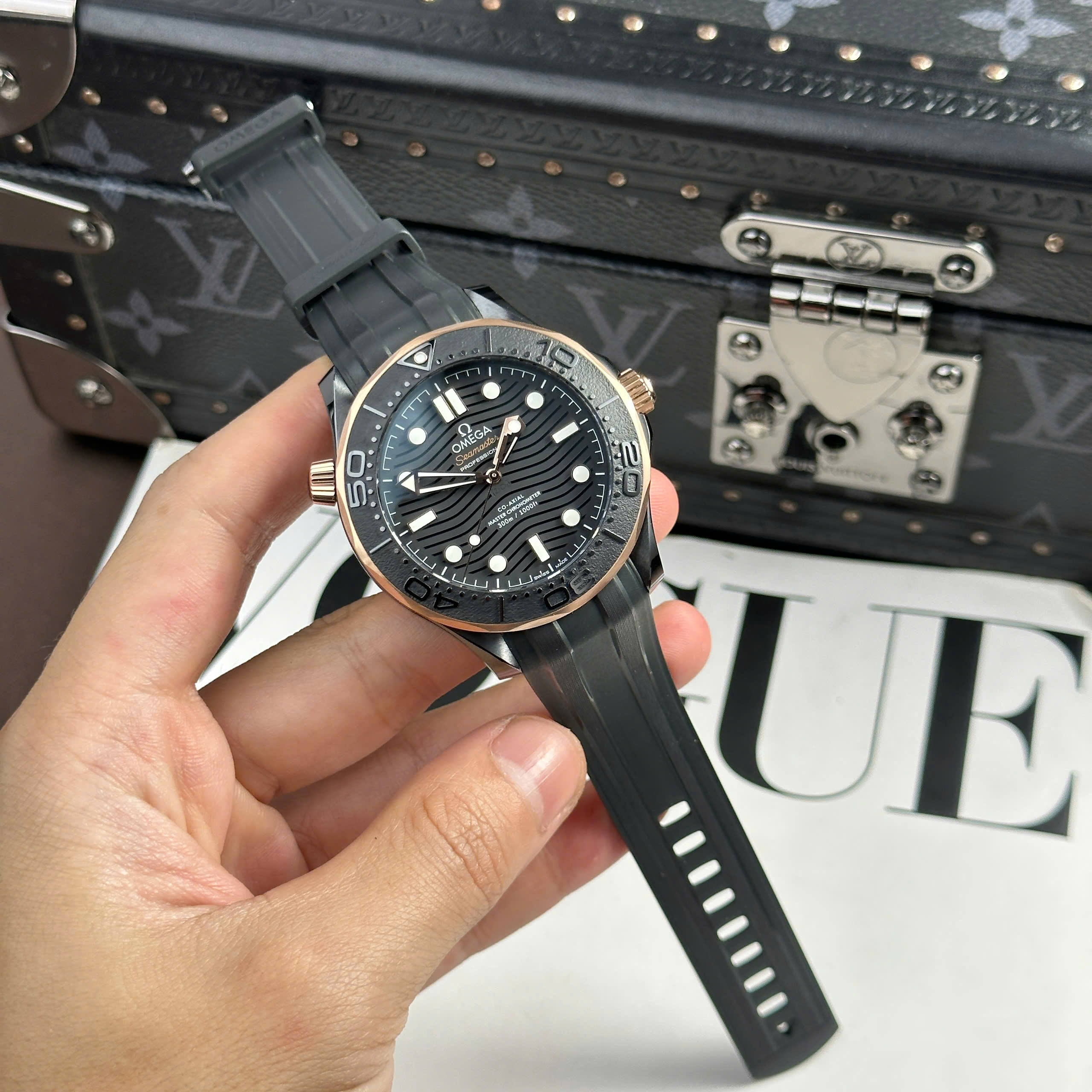 Đồng Hồ Omega Seamaster Diver 300M 43.5mm Mặt Đen Vỏ Gốm Replica 1:1 VS Factory