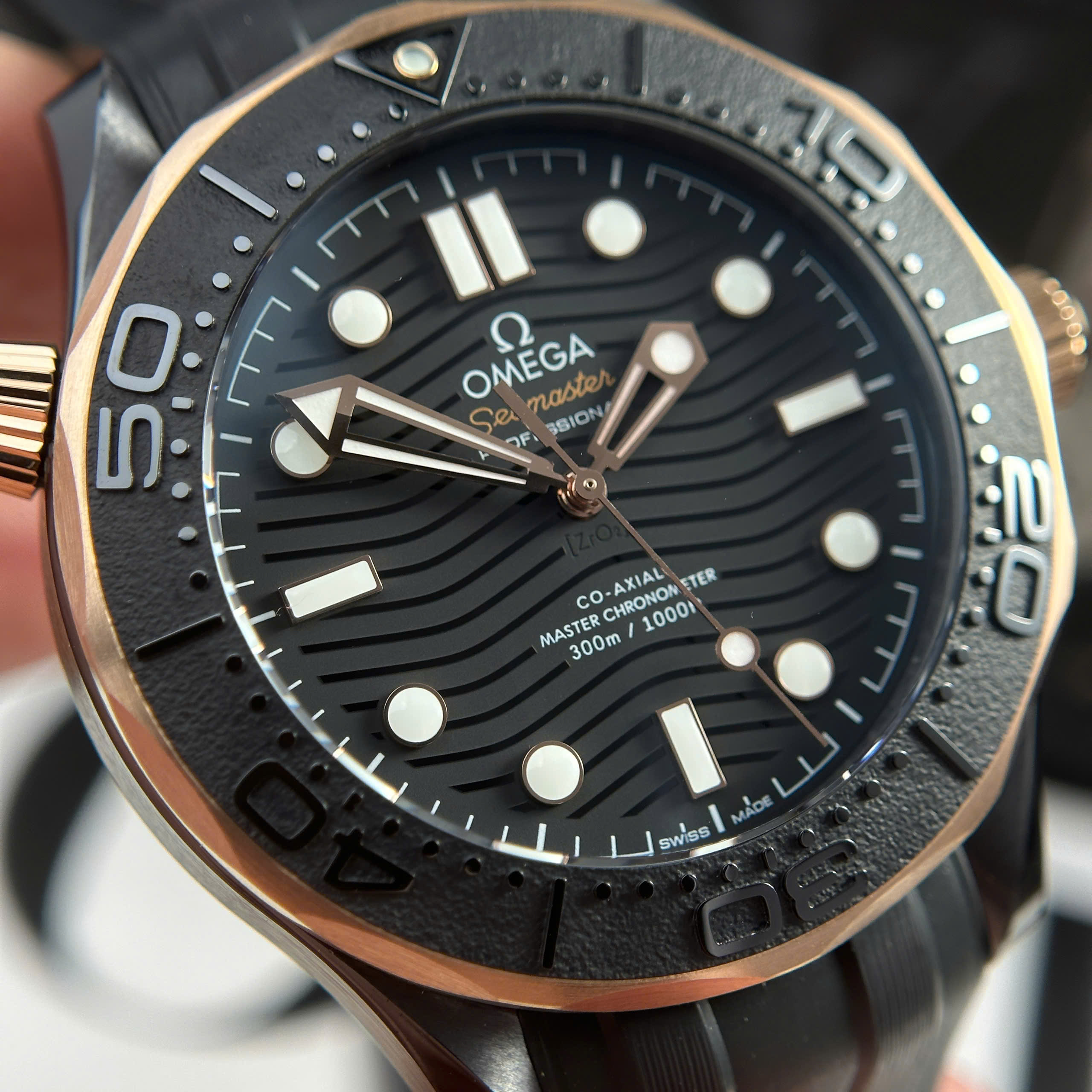 Đồng Hồ Omega Seamaster Diver 300M 43.5mm Mặt Đen Vỏ Gốm Replica 1:1 VS Factory