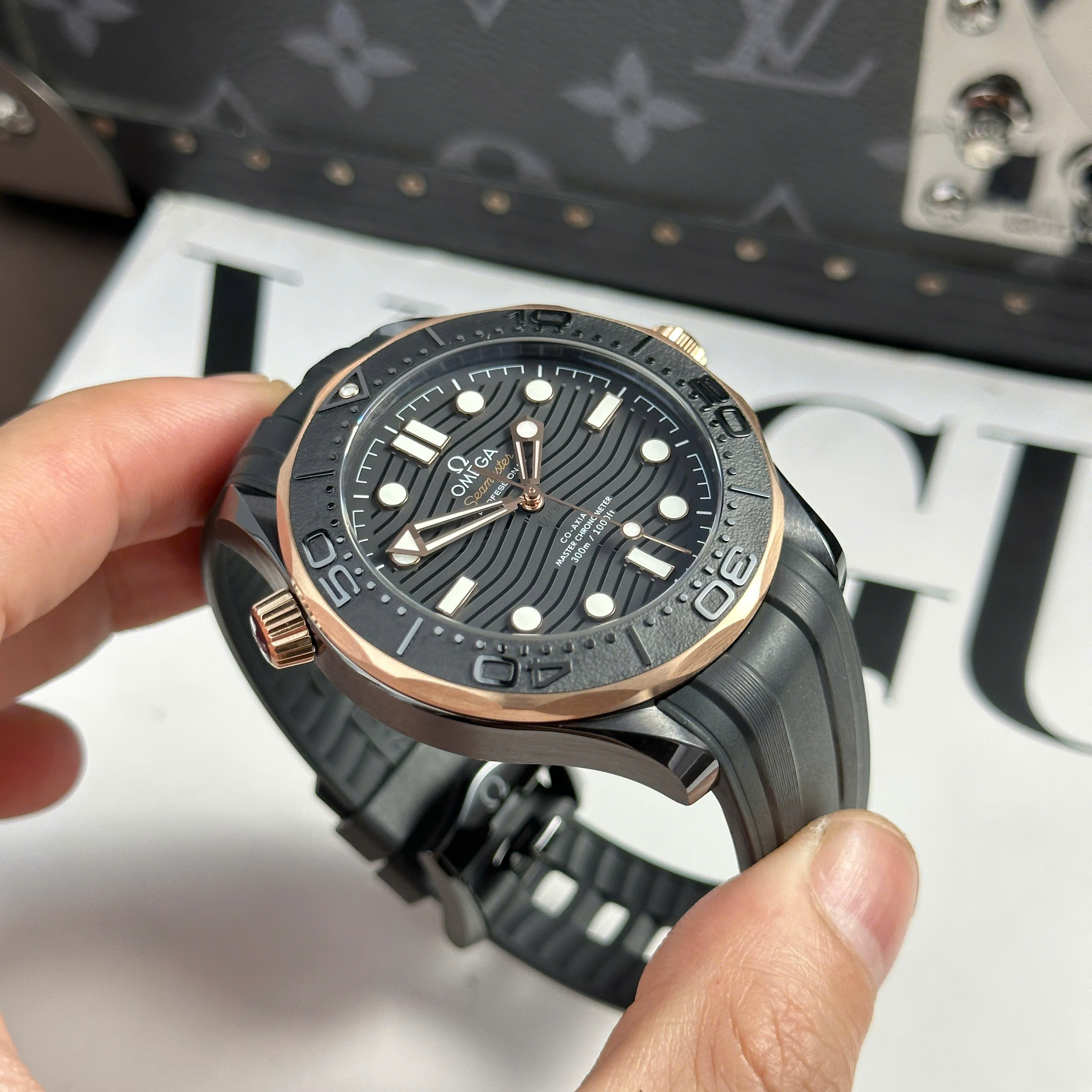 Đồng Hồ Omega Seamaster Diver 300M 43.5mm Mặt Đen Vỏ Gốm Replica 1:1 VS Factory