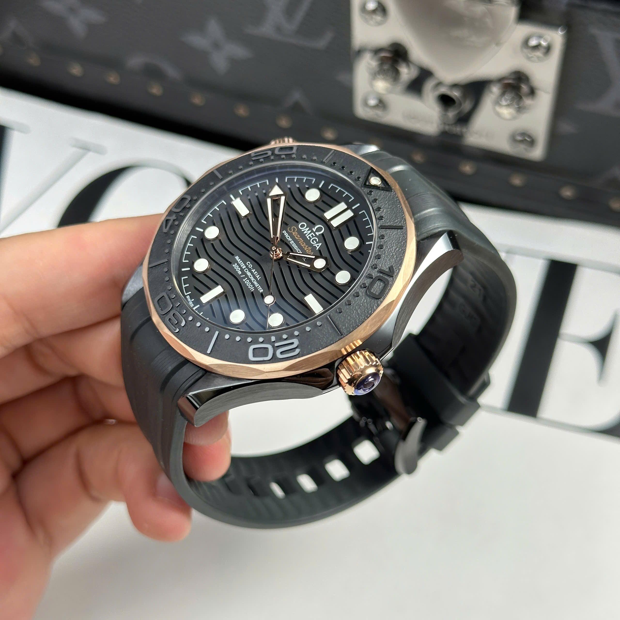 Đồng Hồ Omega Seamaster Diver 300M 43.5mm Mặt Đen Vỏ Gốm Replica 1:1 VS Factory