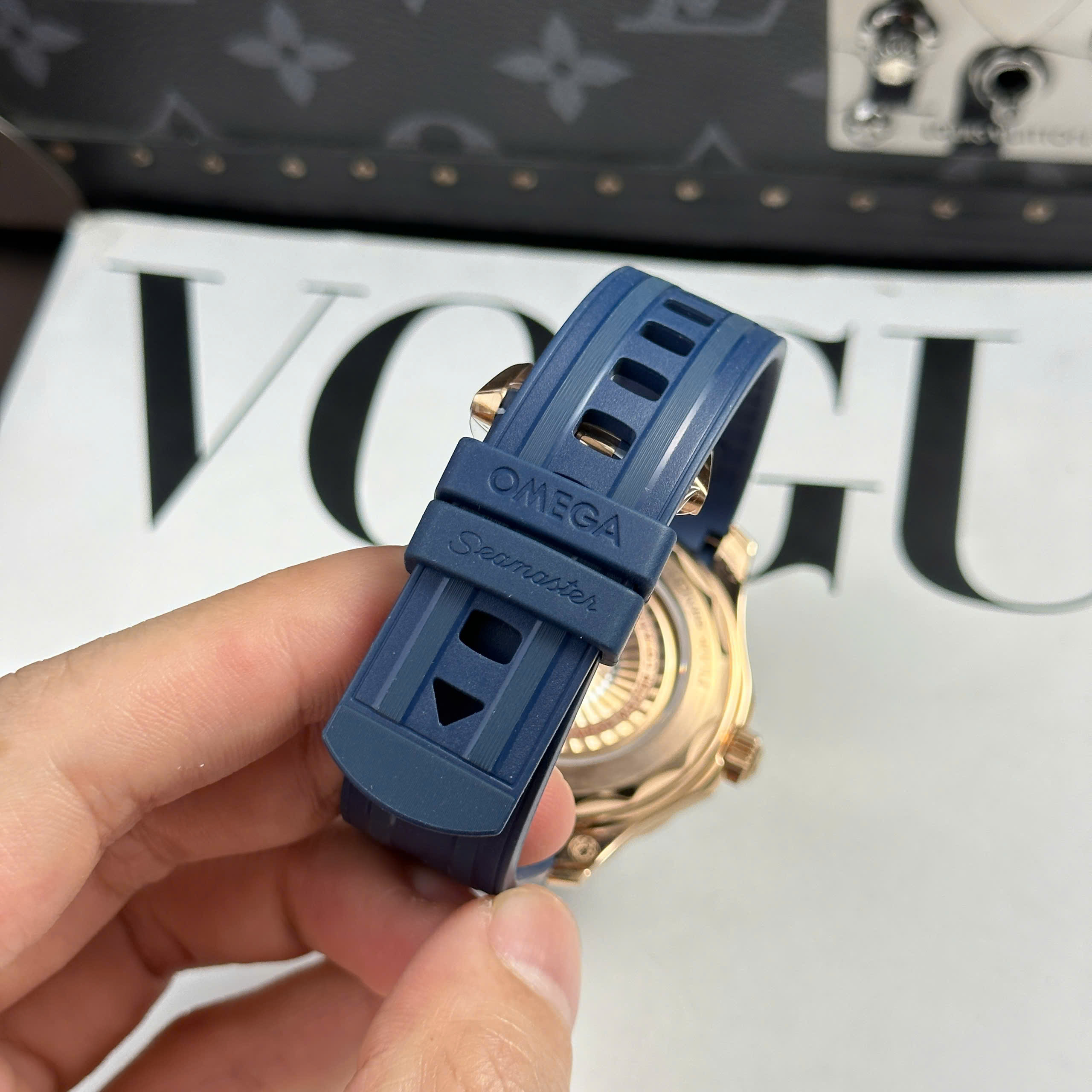 Đồng Hồ Omega Seamaster Diver 300M 43.5mm Mặt Xanh Blue Vỏ Vàng Hồng Replica 1:1 VS Factory