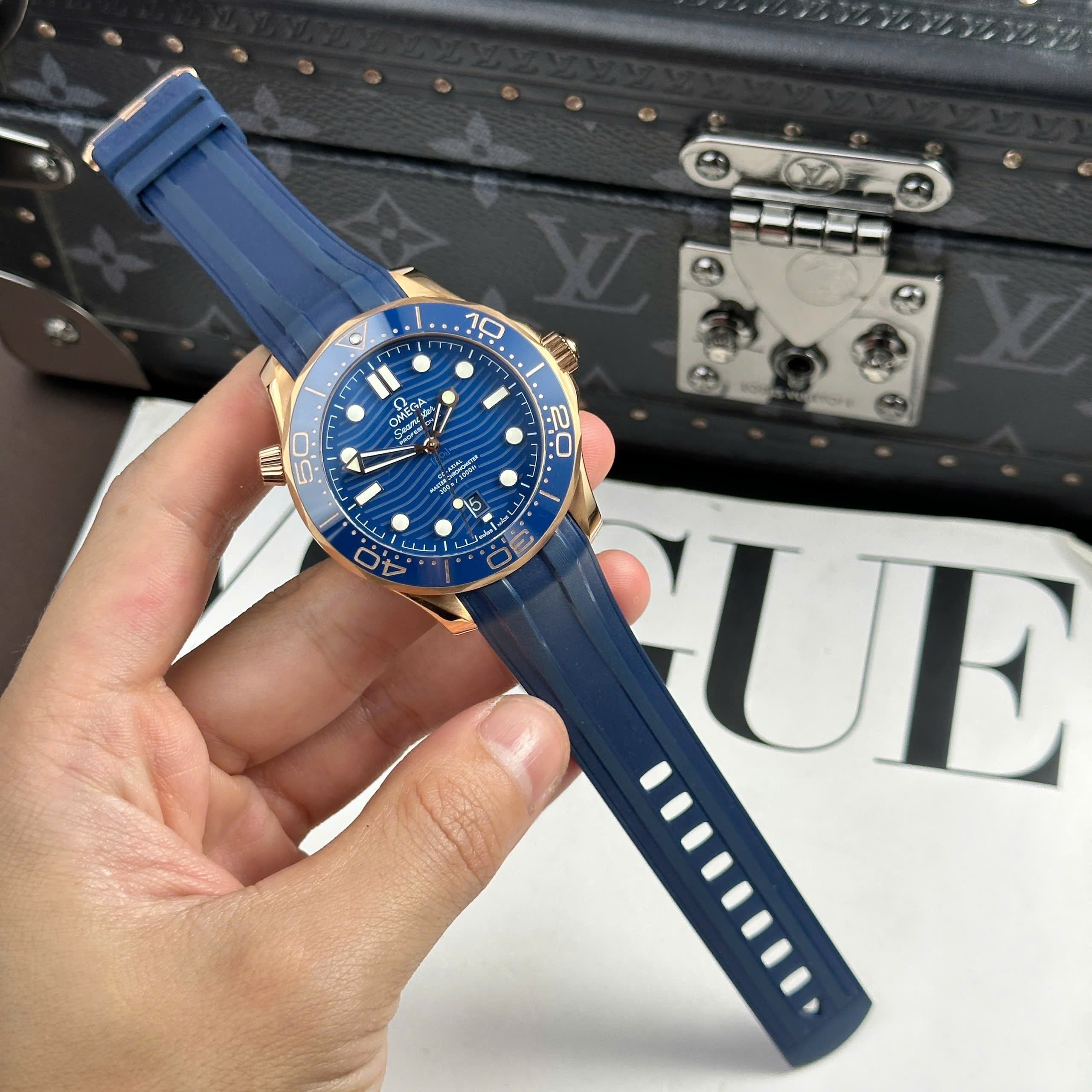 Đồng Hồ Omega Seamaster Diver 300M 43.5mm Mặt Xanh Blue Vỏ Vàng Hồng Replica 1:1 VS Factory