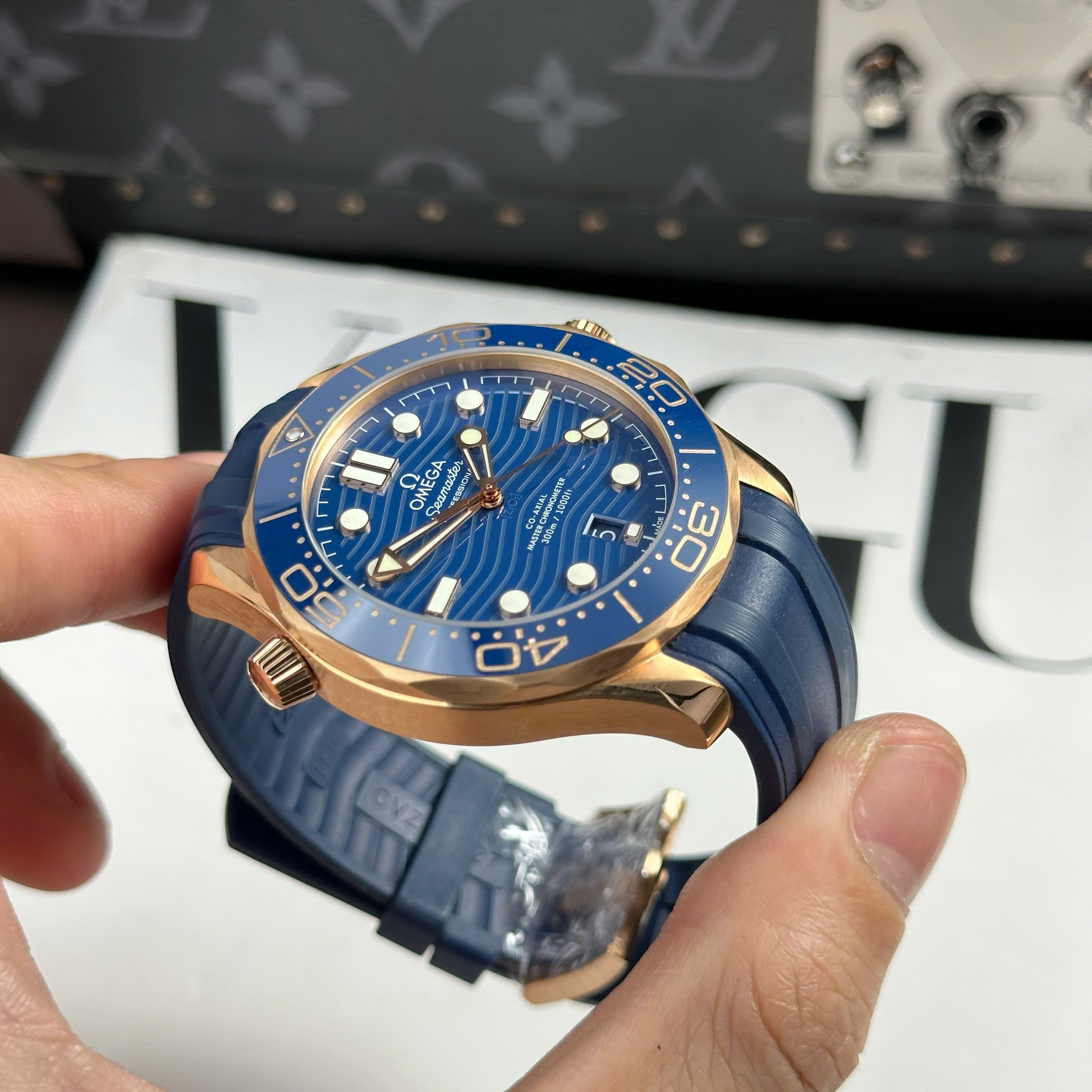 Đồng Hồ Omega Seamaster Diver 300M 43.5mm Mặt Xanh Blue Vỏ Vàng Hồng Replica 1:1 VS Factory