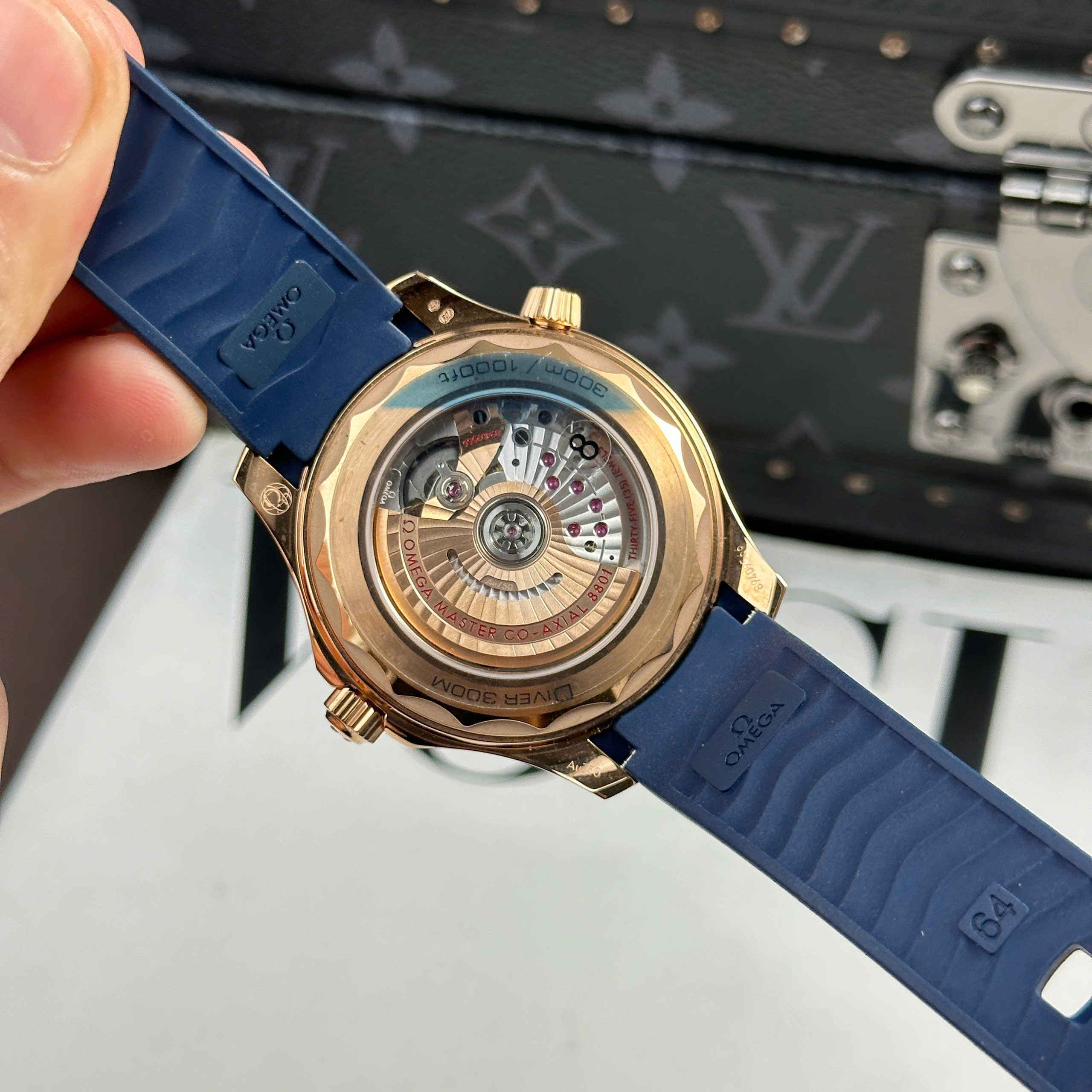 Đồng Hồ Omega Seamaster Diver 300M 43.5mm Mặt Xanh Blue Vỏ Vàng Hồng Replica 1:1 VS Factory