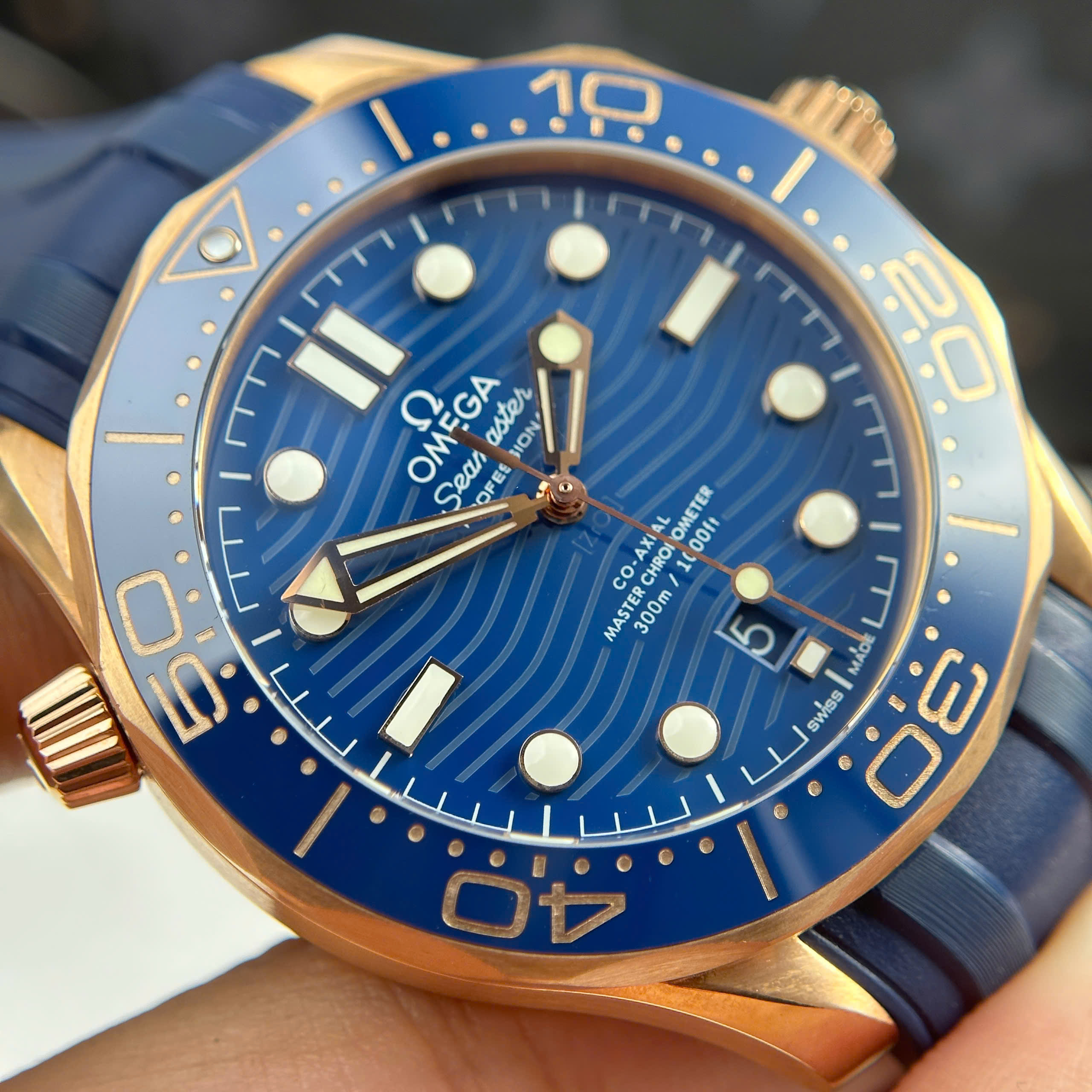 Đồng Hồ Omega Seamaster Diver 300M 43.5mm Mặt Xanh Blue Vỏ Vàng Hồng Replica 1:1 VS Factory