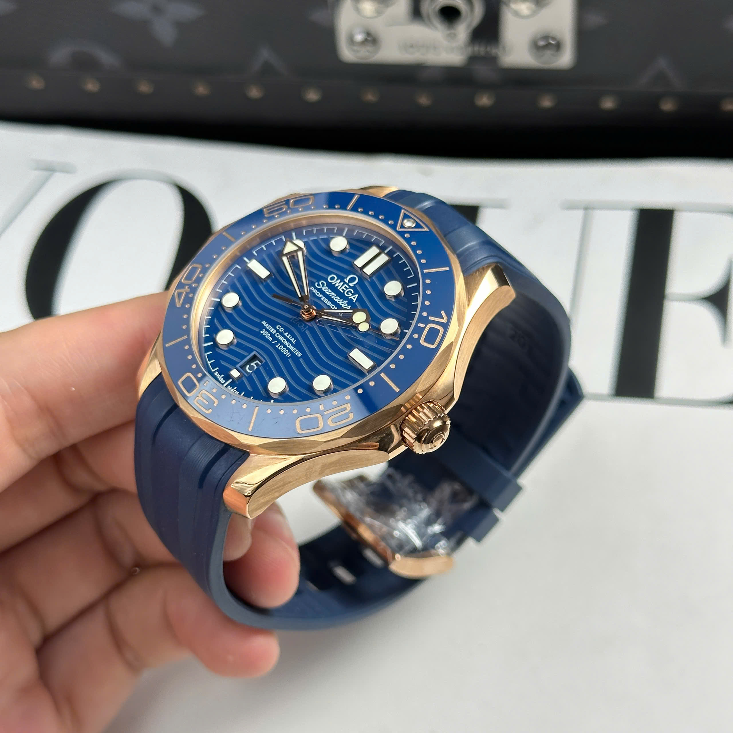 Đồng Hồ Omega Seamaster Diver 300M 43.5mm Mặt Xanh Blue Vỏ Vàng Hồng Replica 1:1 VS Factory