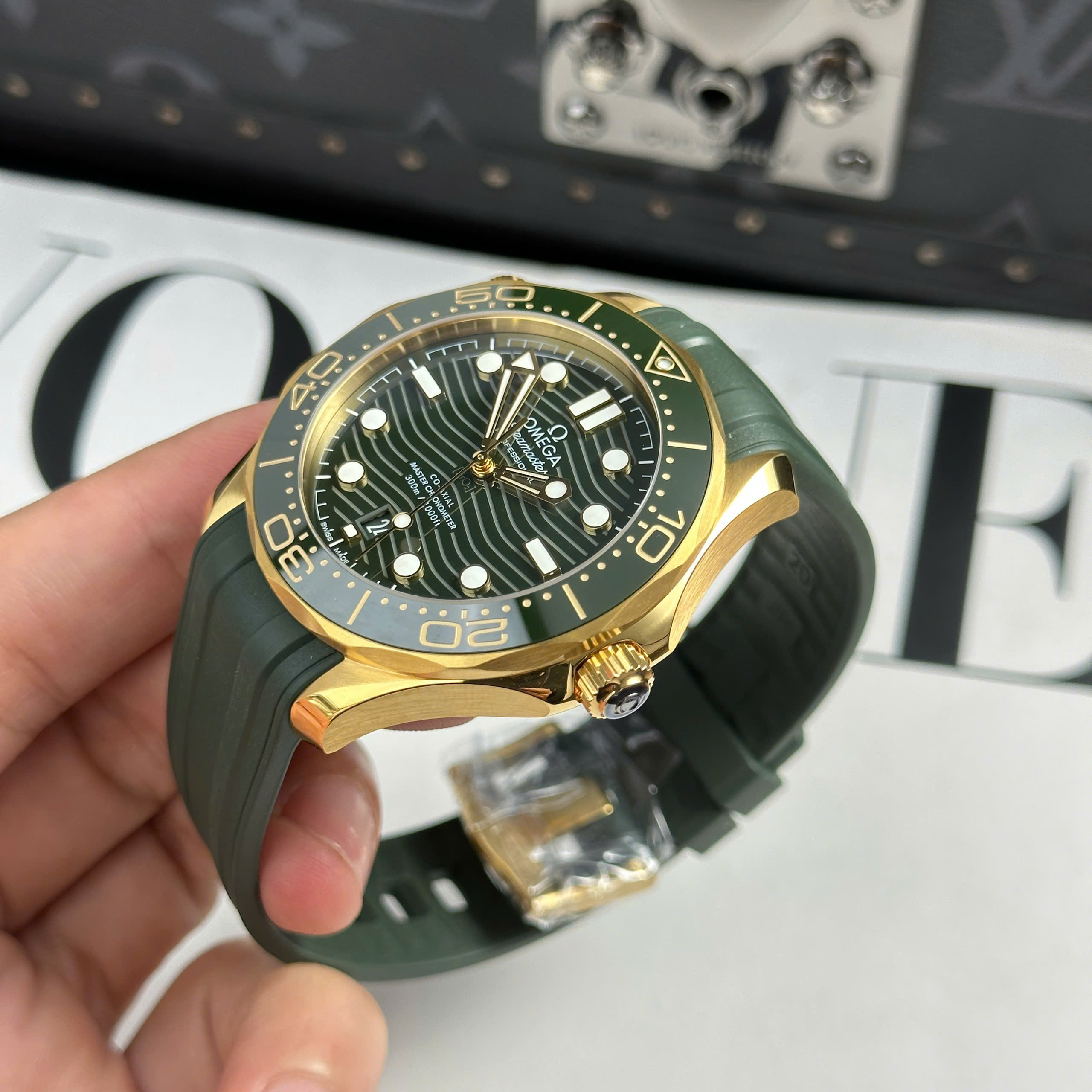 Đồng Hồ Omega Seamaster Diver 300M 43.5mm Mặt Xanh Lá Vỏ Vàng Gold Replica 1:1 VS Factory