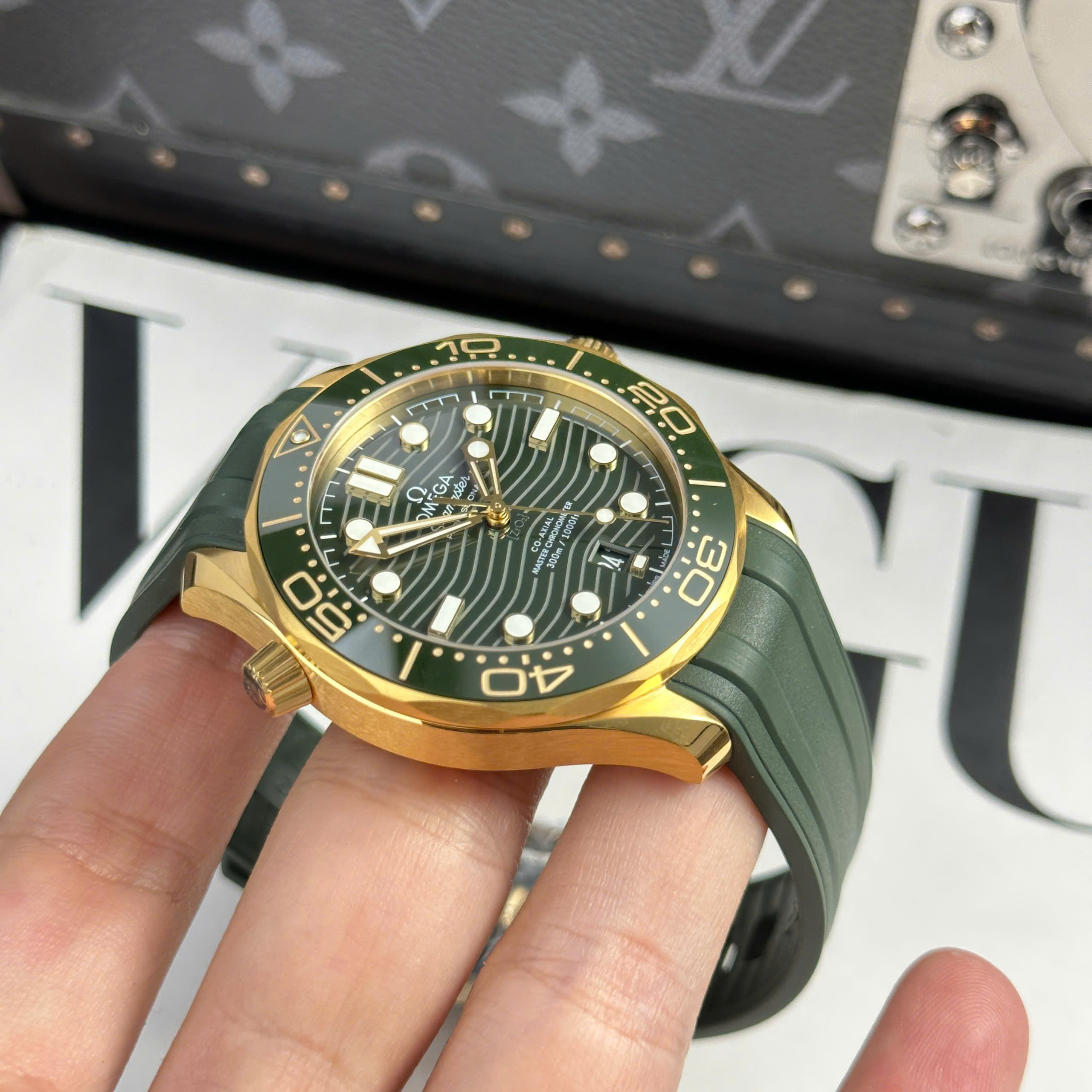 Đồng Hồ Omega Seamaster Diver 300M 43.5mm Mặt Xanh Lá Vỏ Vàng Gold Replica 1:1 VS Factory