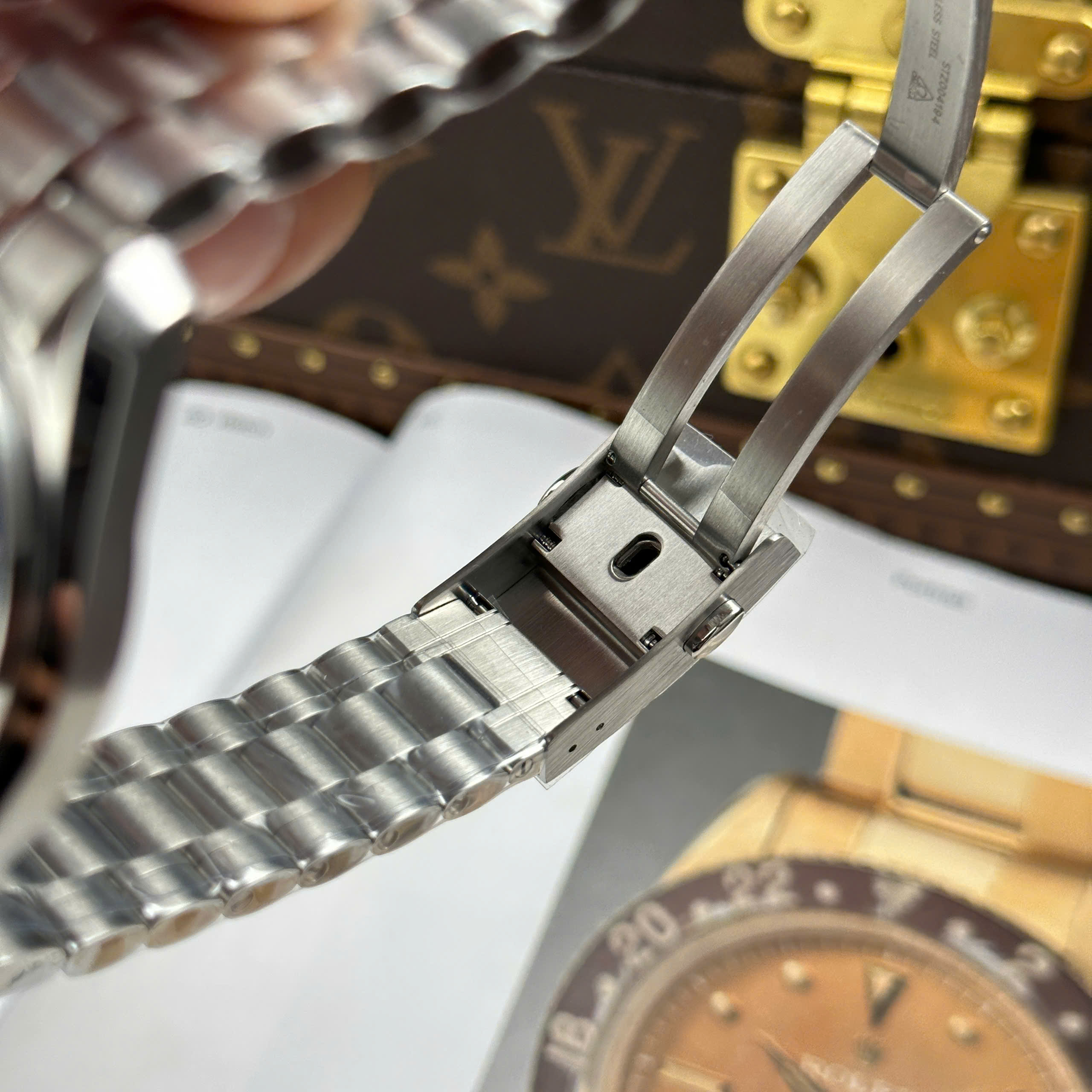 Đồng Hồ Omega Speedmaster Silver Snoopy 42mm Replica 1:1 N1 Factory