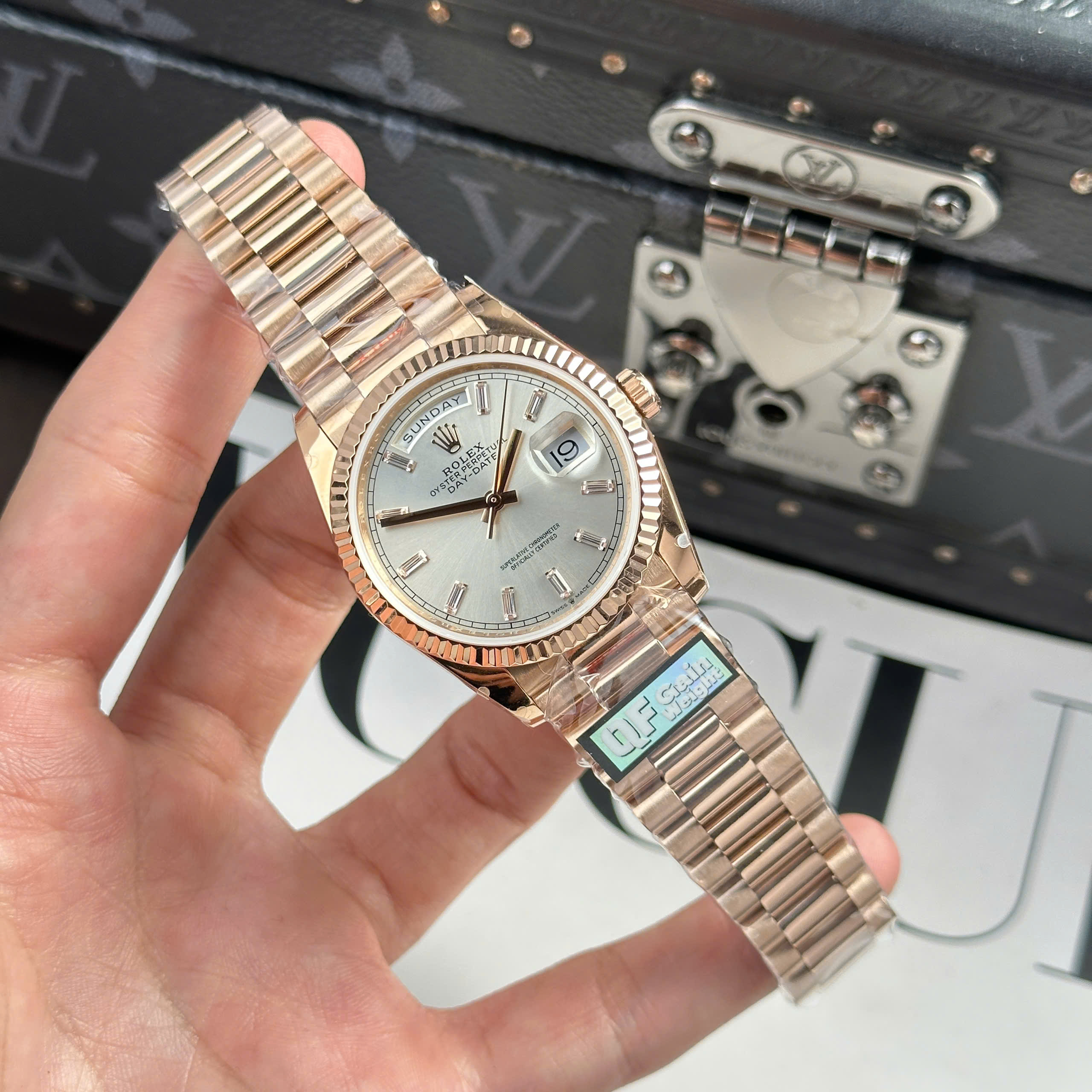 Đồng Hồ Rolex Day-Date 36mm 128235 Mặt Số Bạc Vỏ Vonfram 160g Replica 1:1 QF Factory