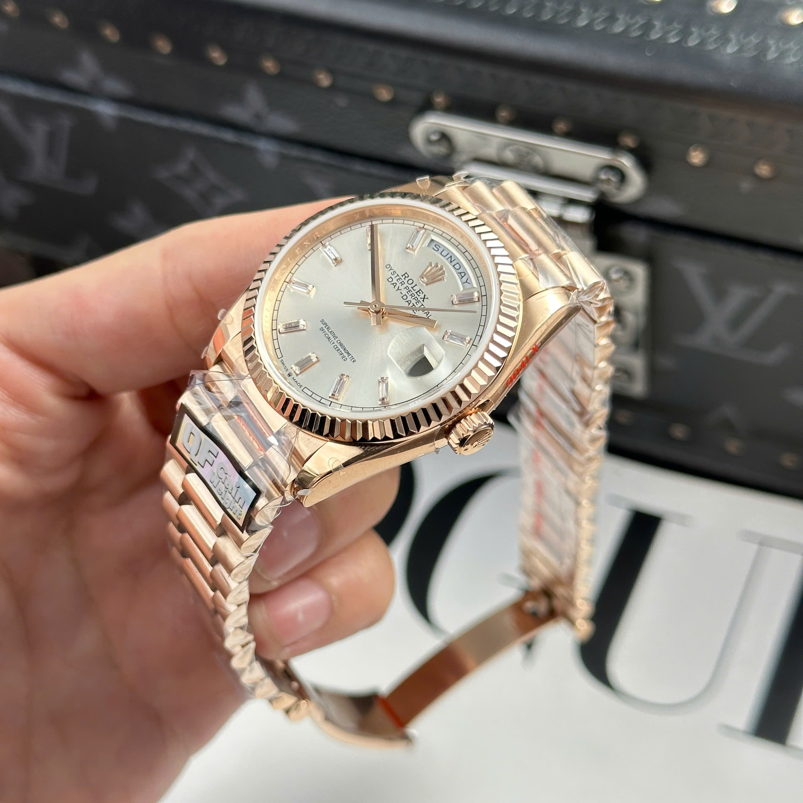 Đồng Hồ Rolex Day-Date 36mm 128235 Mặt Số Bạc Vỏ Vonfram 160g Replica 1:1 QF Factory