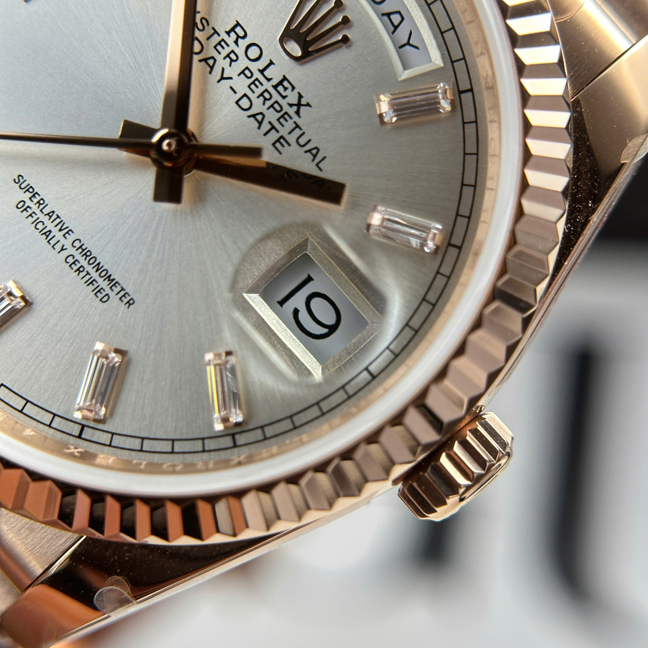 Đồng Hồ Rolex Day-Date 36mm 128235 Mặt Số Bạc Vỏ Vonfram 160g Replica 1:1 QF Factory