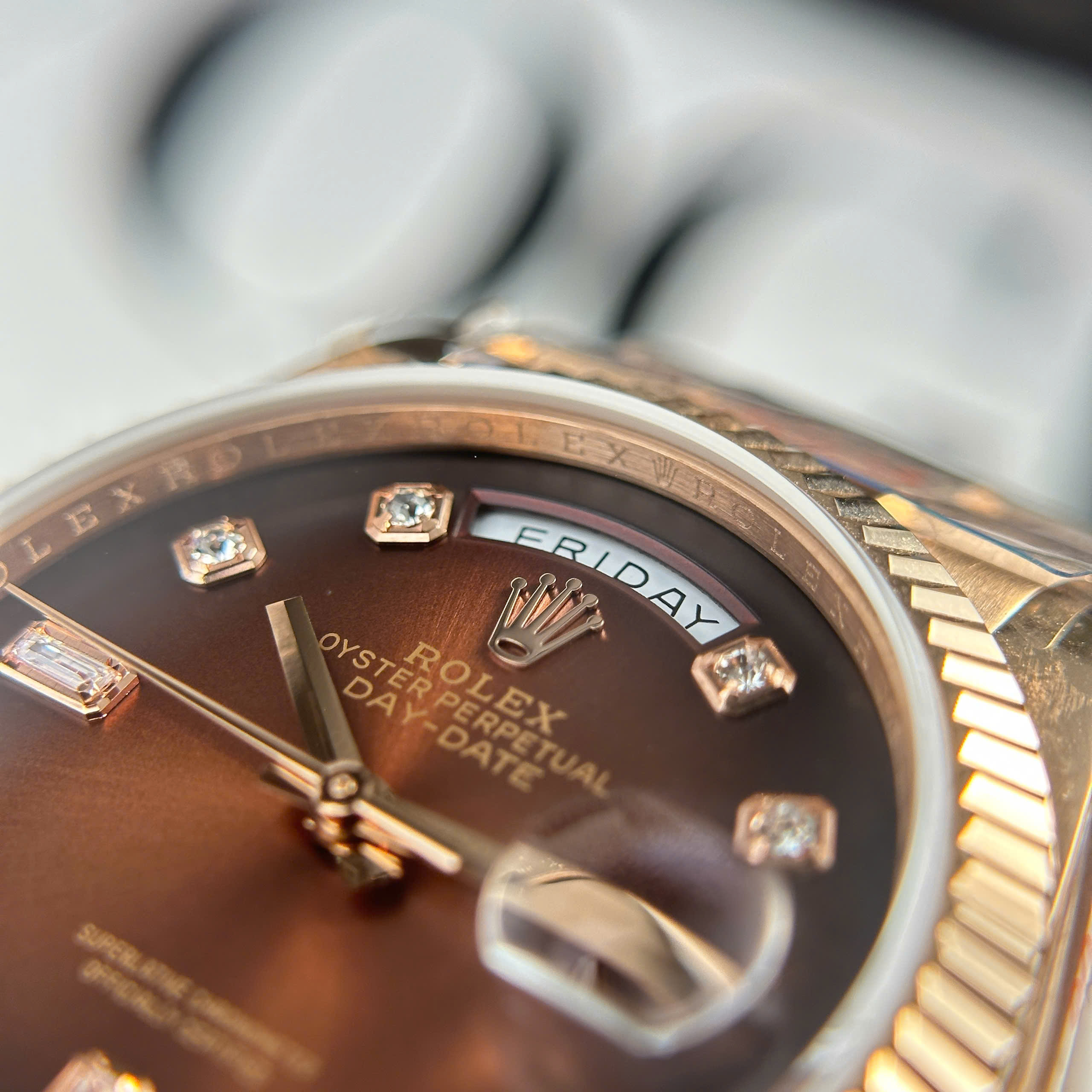 Đồng Hồ Rolex Day-Date 36mm 128235 Mặt Số Nâu Vỏ Vonfram 160g Replica 1:1 QF Factory