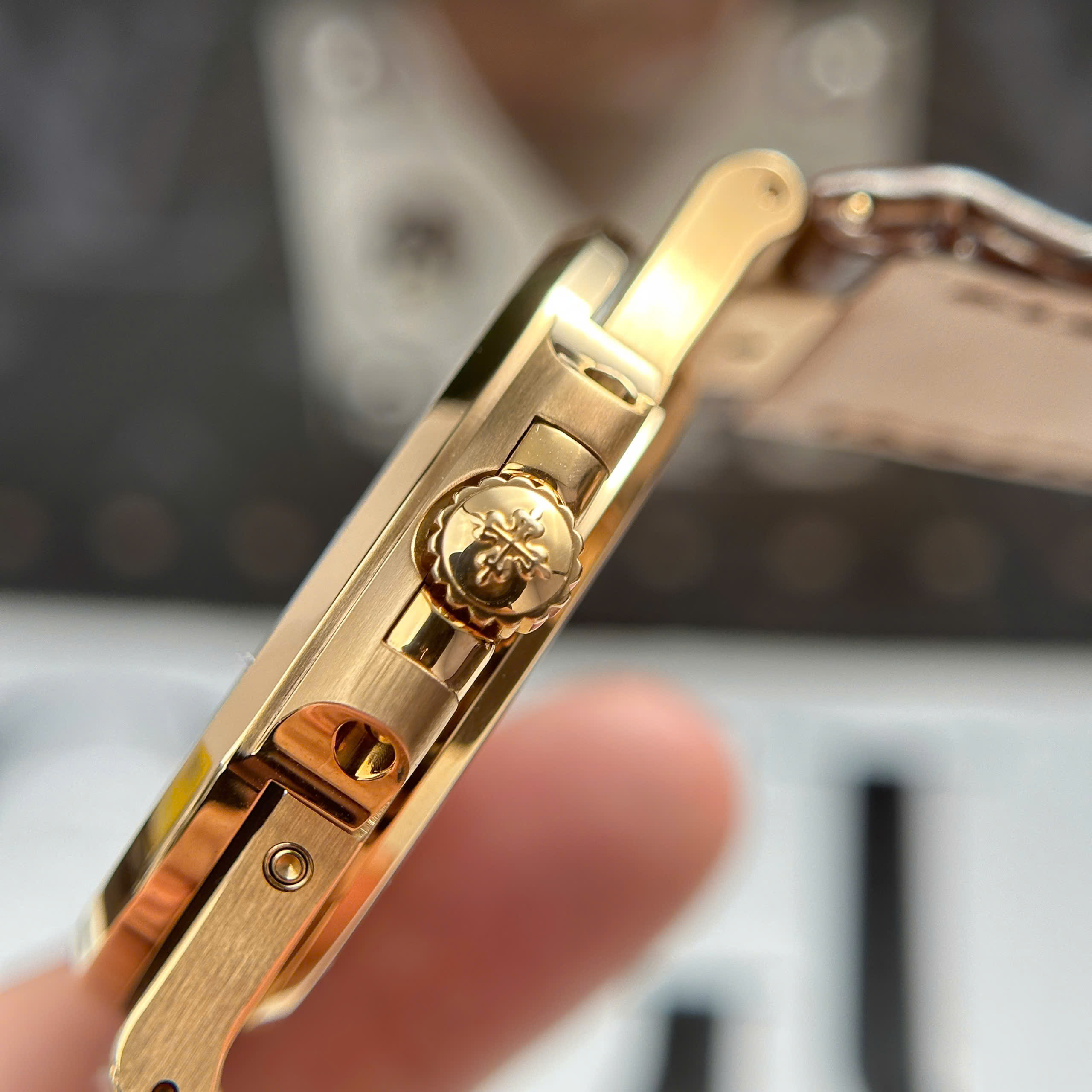 Đồng Hồ Patek Philippe Nautilus 5724R-001 40mm Replica 1:1 PPF Factory
