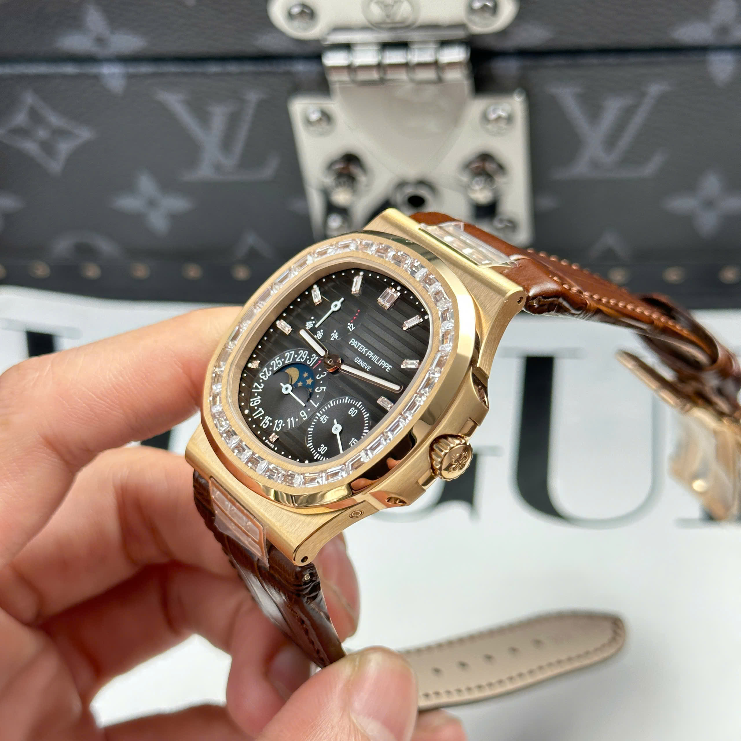 Đồng Hồ Patek Philippe Nautilus 5724R-001 40mm Replica 1:1 PPF Factory