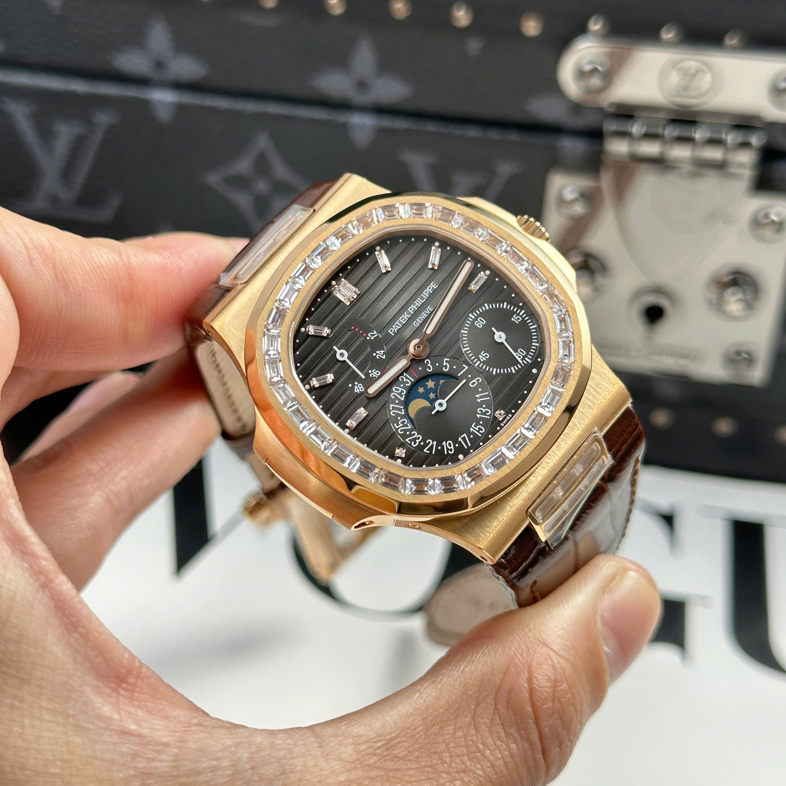 Đồng Hồ Patek Philippe Nautilus 5724R-001 40mm Replica 1:1 PPF Factory
