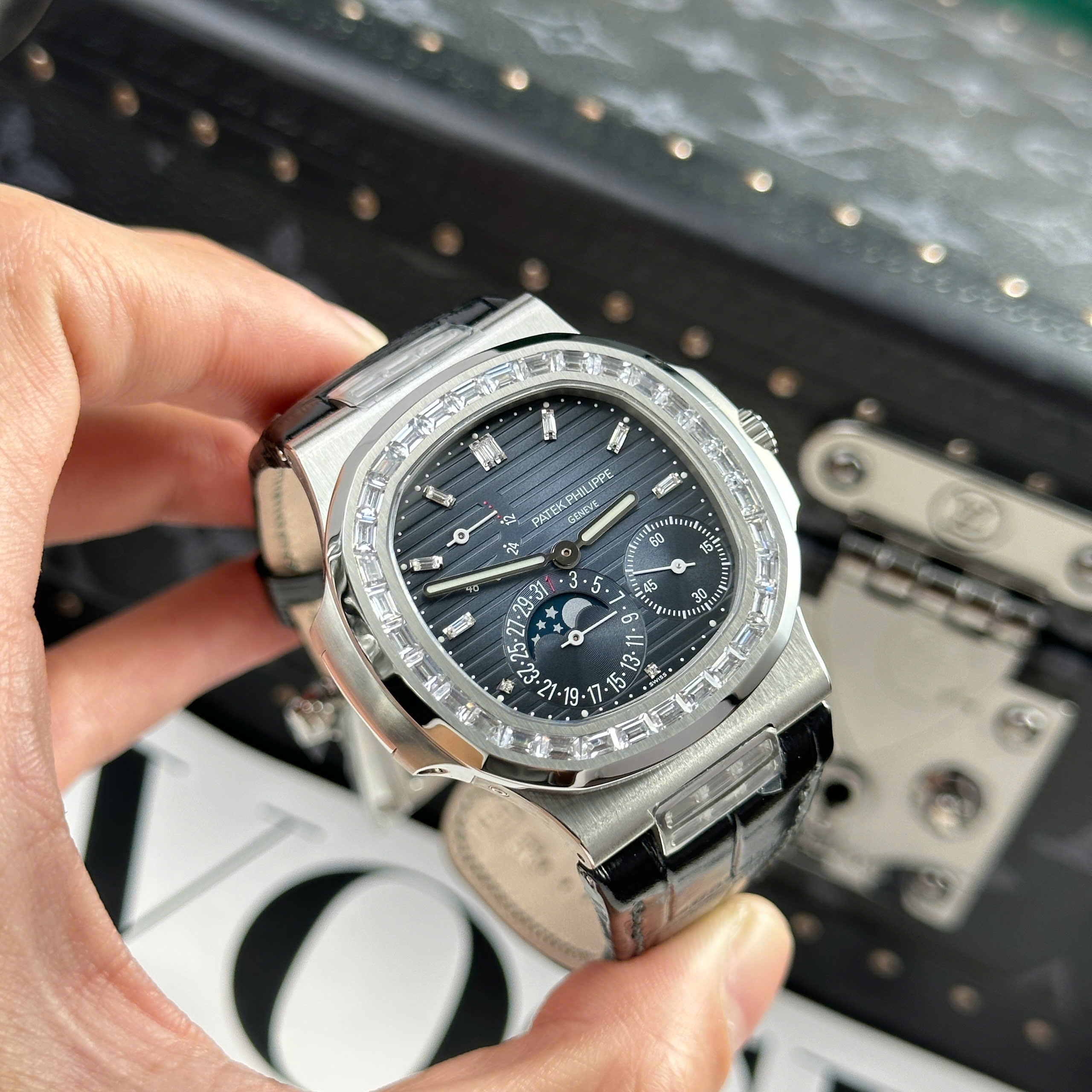 Đồng Hồ Patek Philippe Nautilus 5724G-001 40mm Replica 1:1 PPF Factory