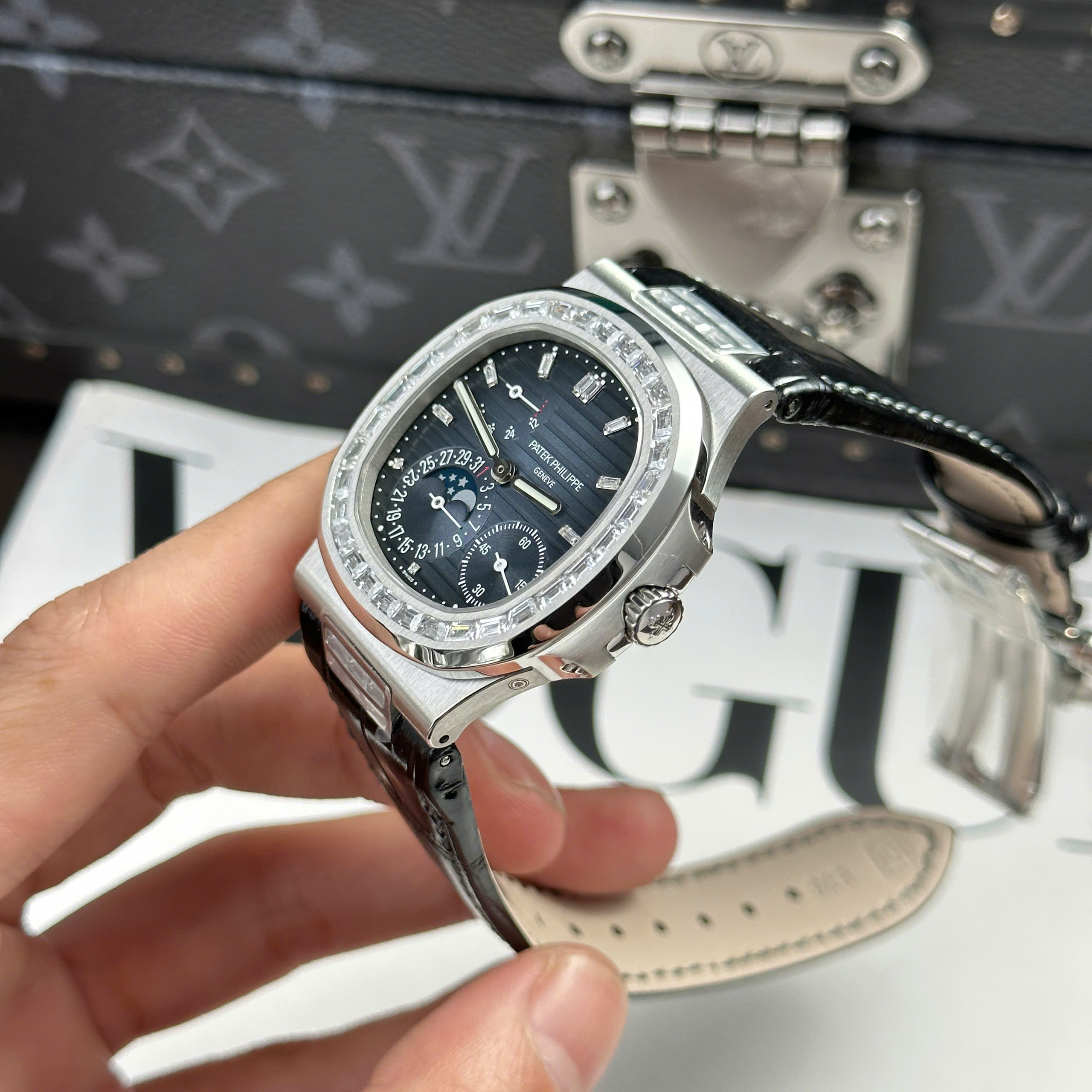 Đồng Hồ Patek Philippe Nautilus 5724G-001 40mm Replica 1:1 PPF Factory