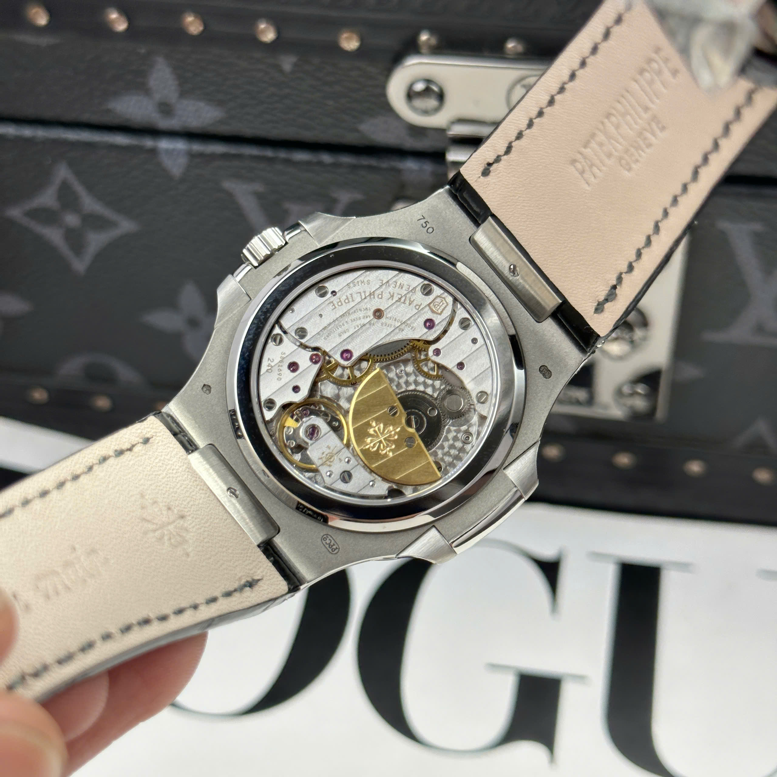 Đồng Hồ Patek Philippe Nautilus 5724G-001 40mm Replica 1:1 PPF Factory