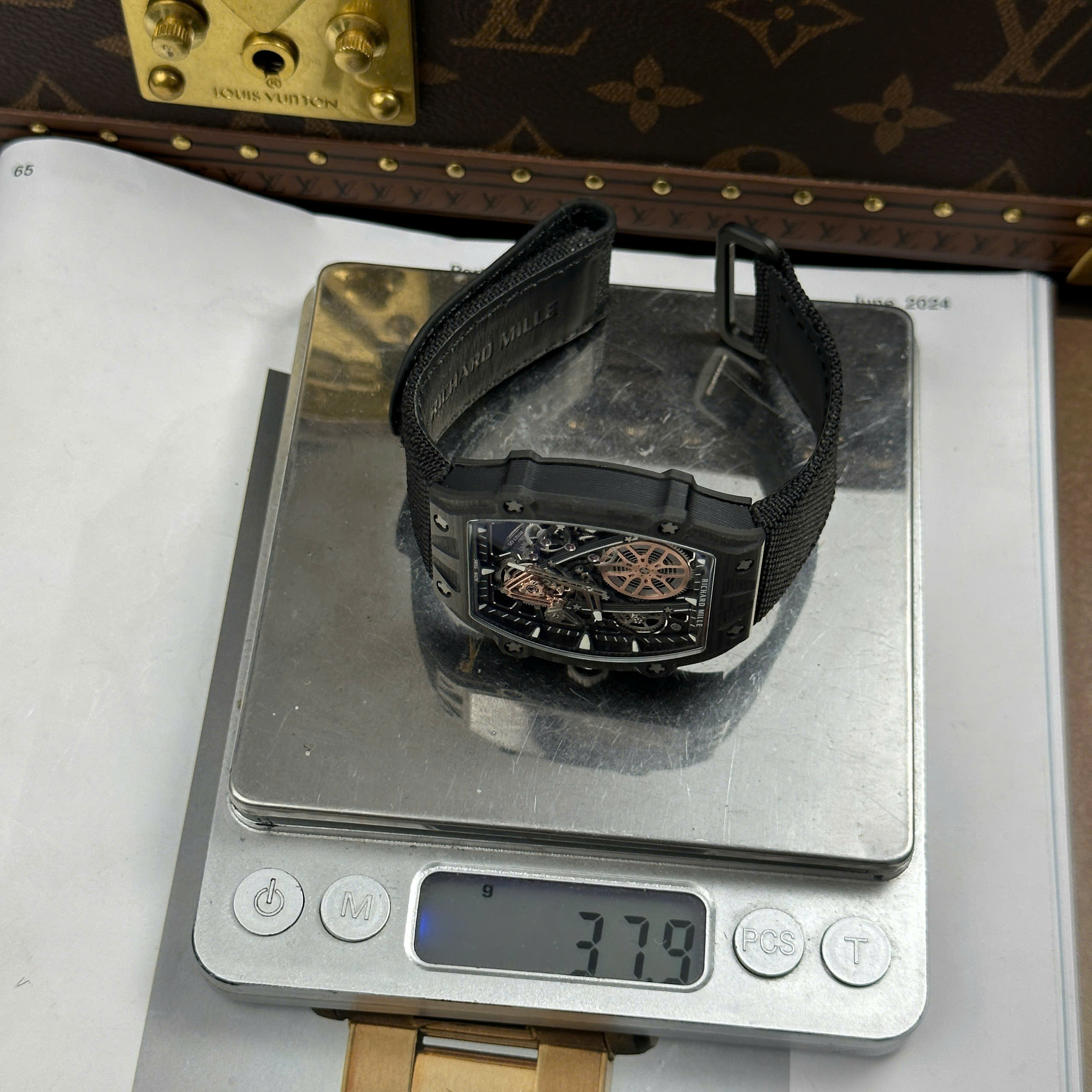 Đồng Hồ Richard Mille RM27-05 Rafael Nadal Flying Replica 1:1 Vỏ Carbon Cao Cấp