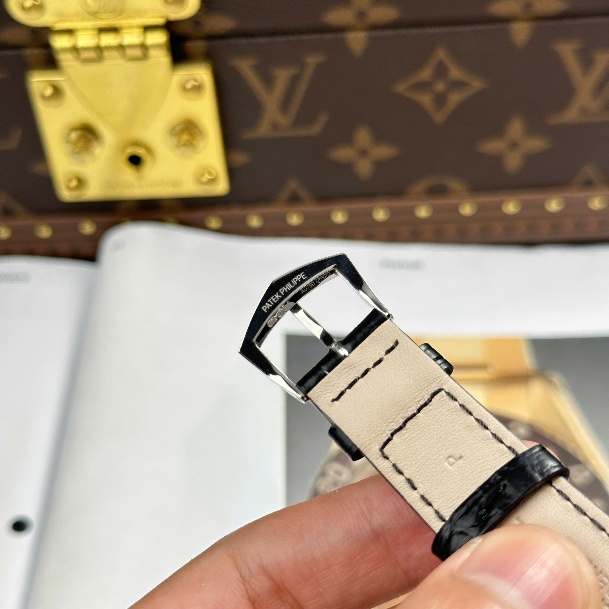 Đồng Hồ Patek Philippe Calatrava 5227G-010 39mm Cạy Đáy Replica 1:1 3k Factory
