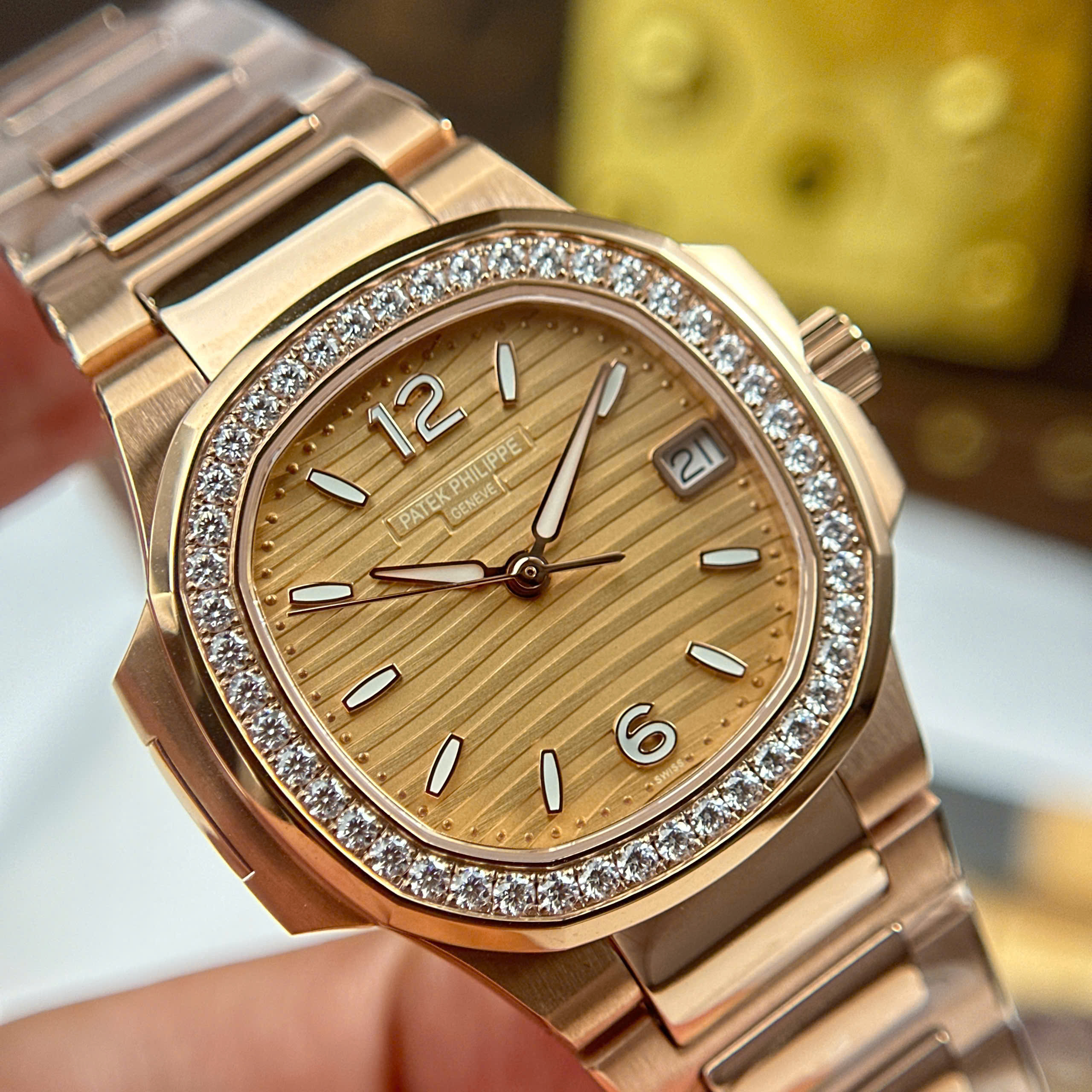 Đồng Hồ Patek Philippe Nautilus 7010/1R 32mm Replica 1:1 GR Factory