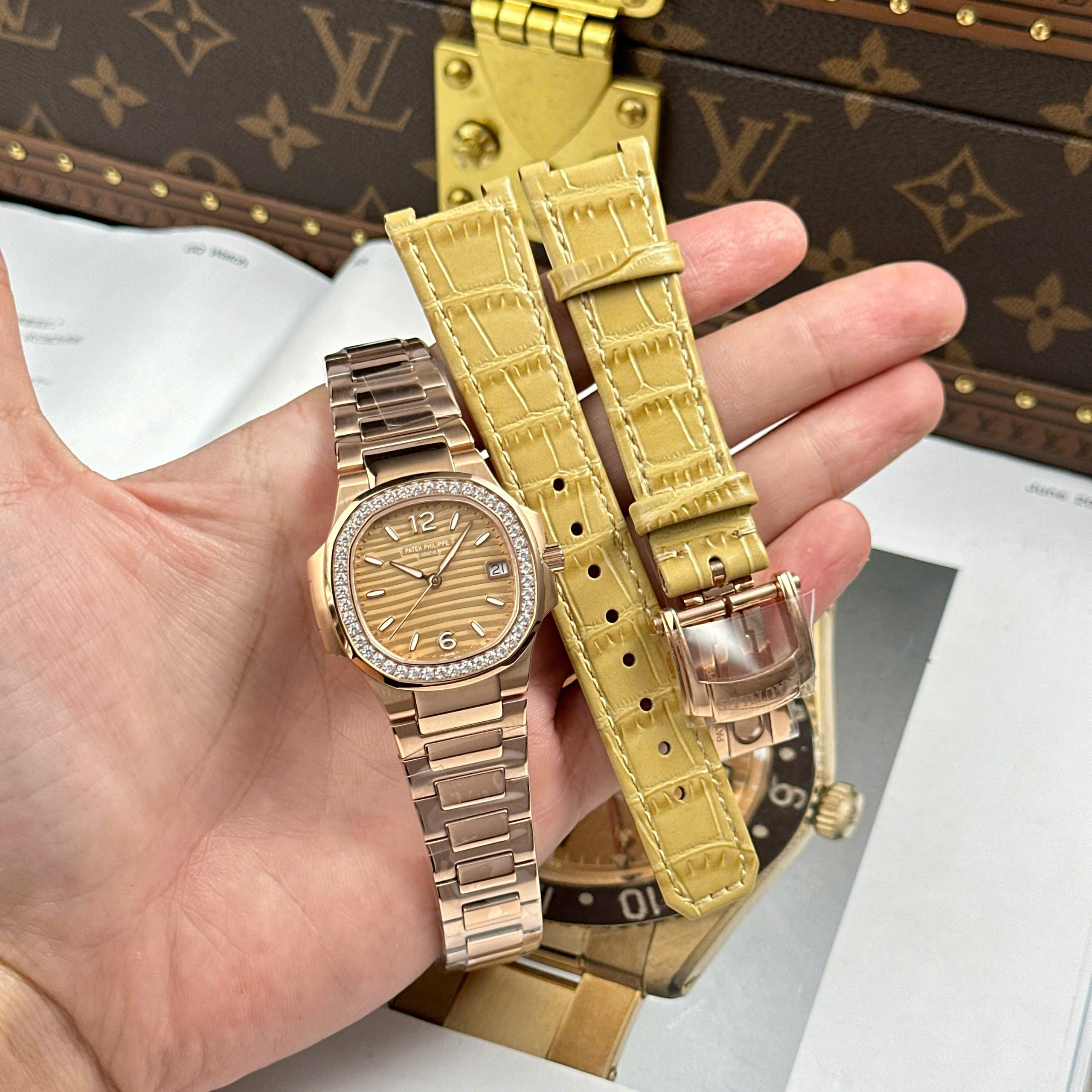 Đồng Hồ Patek Philippe Nautilus 7010/1R 32mm Replica 1:1 GR Factory