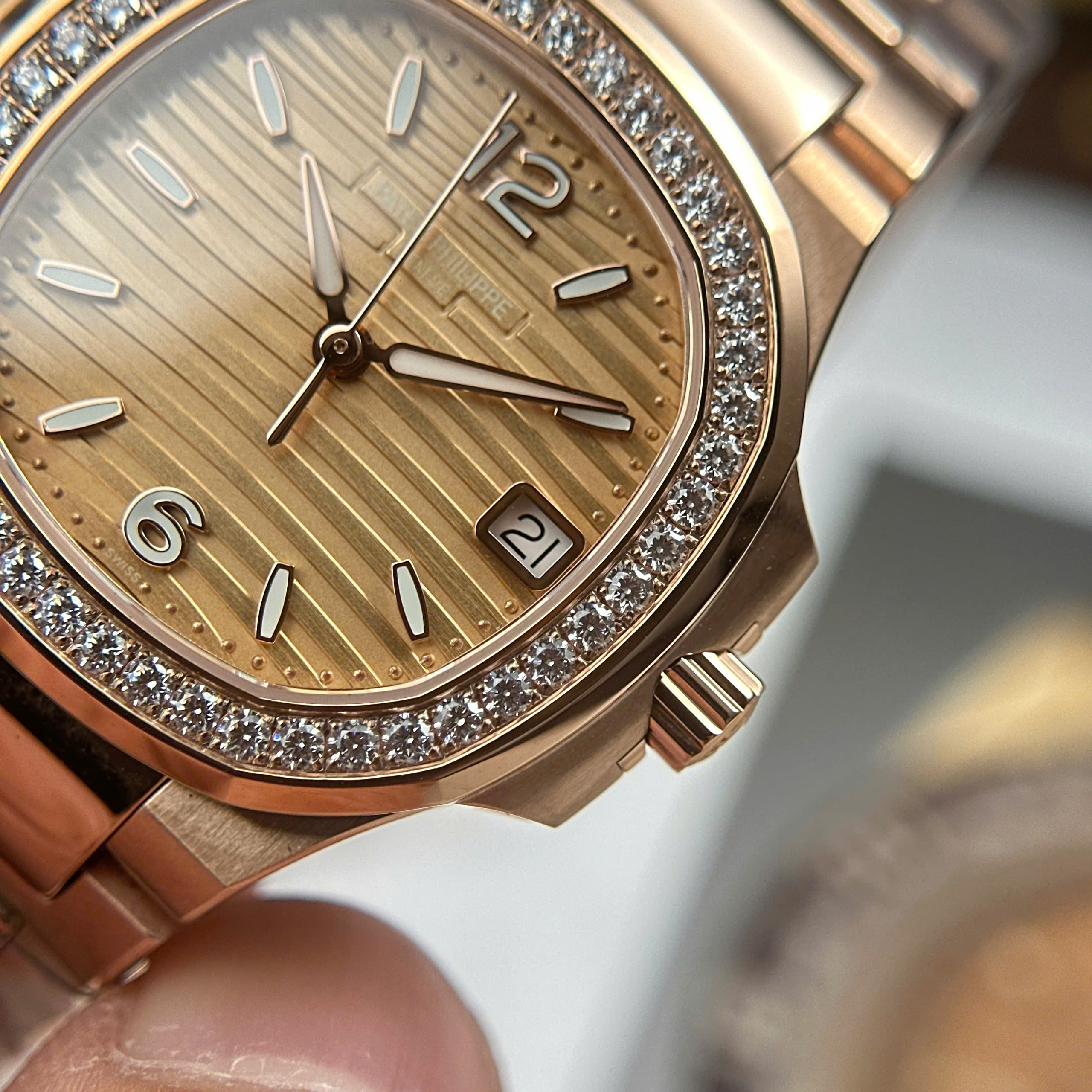 Đồng Hồ Patek Philippe Nautilus 7010/1R 32mm Replica 1:1 GR Factory